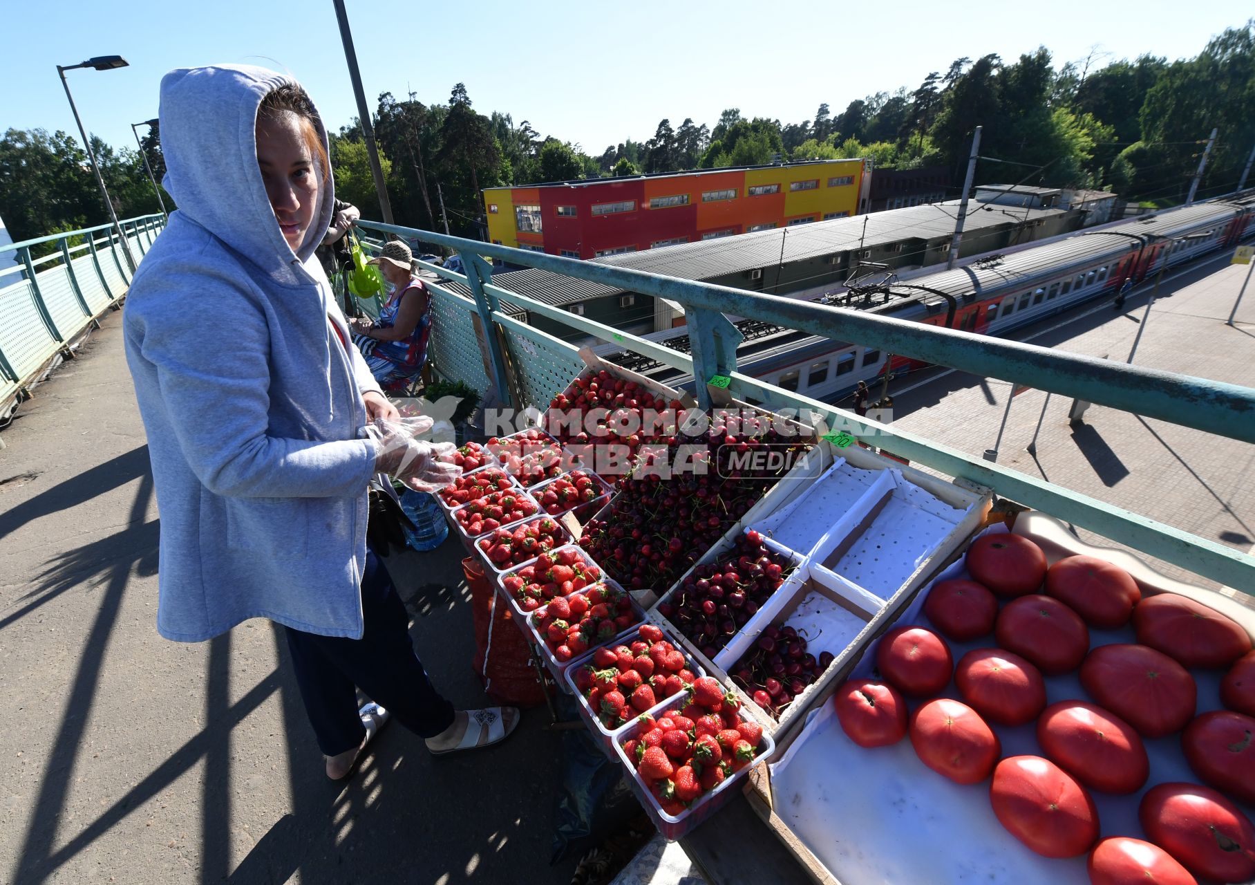 Москва. Торговля клубникой на пригородной станции.