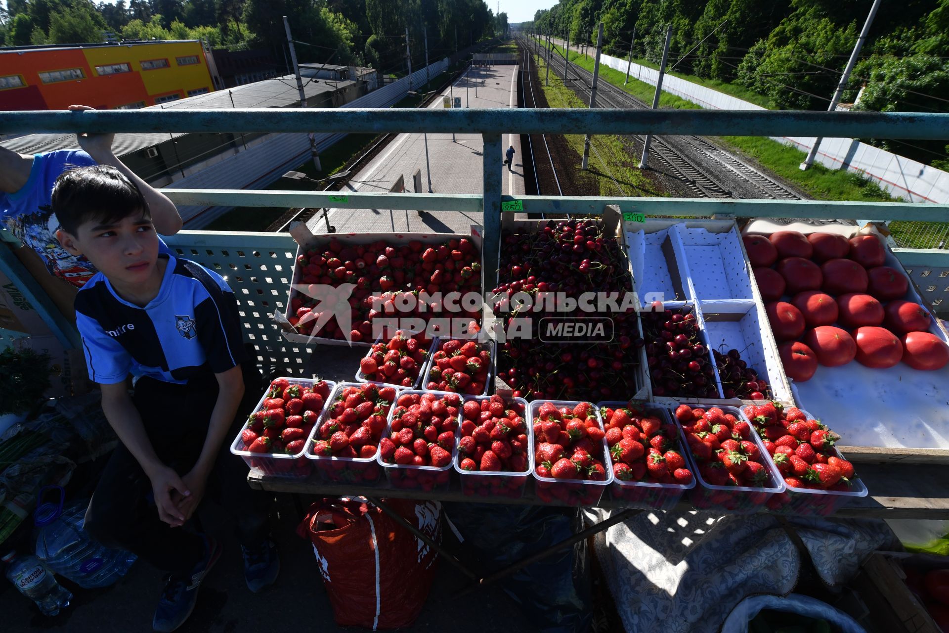 Москва. Торговля клубникой на пригородной станции.