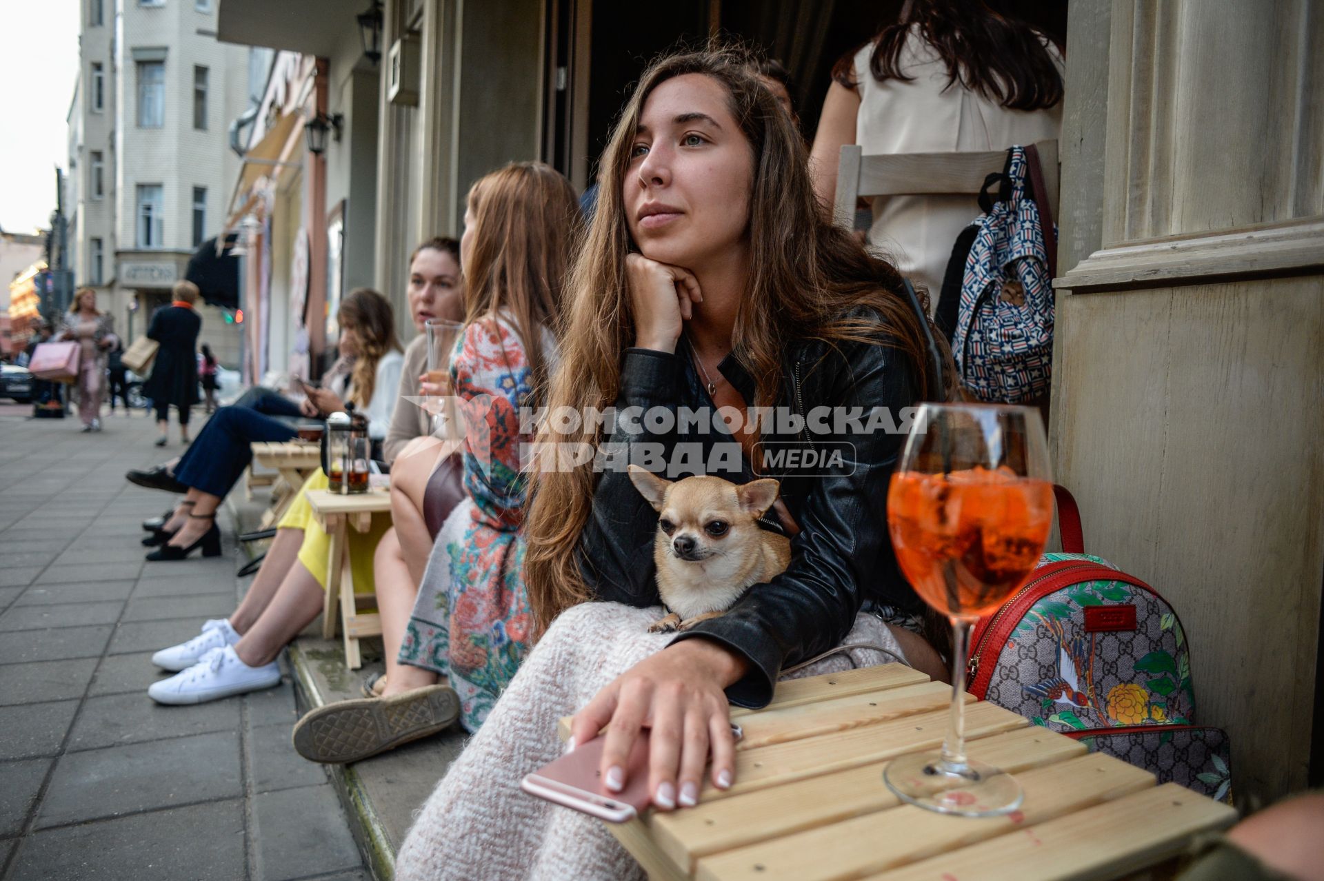 Москва. Посетители в уличном кафе в районе Патриарших прудов.