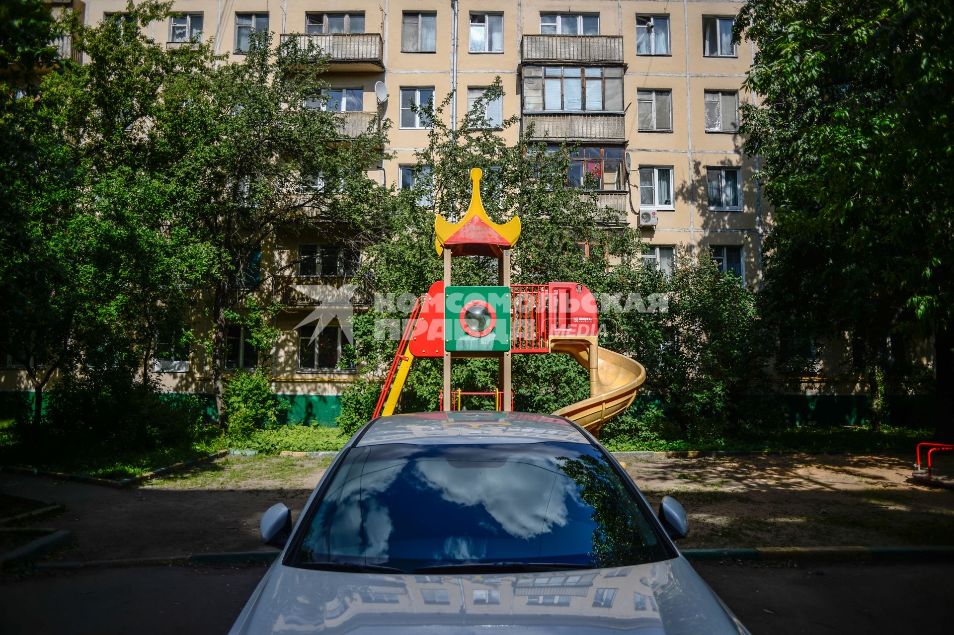 Москва. Детская площадка во дворе дома в Петровско-Разумовском проезде.