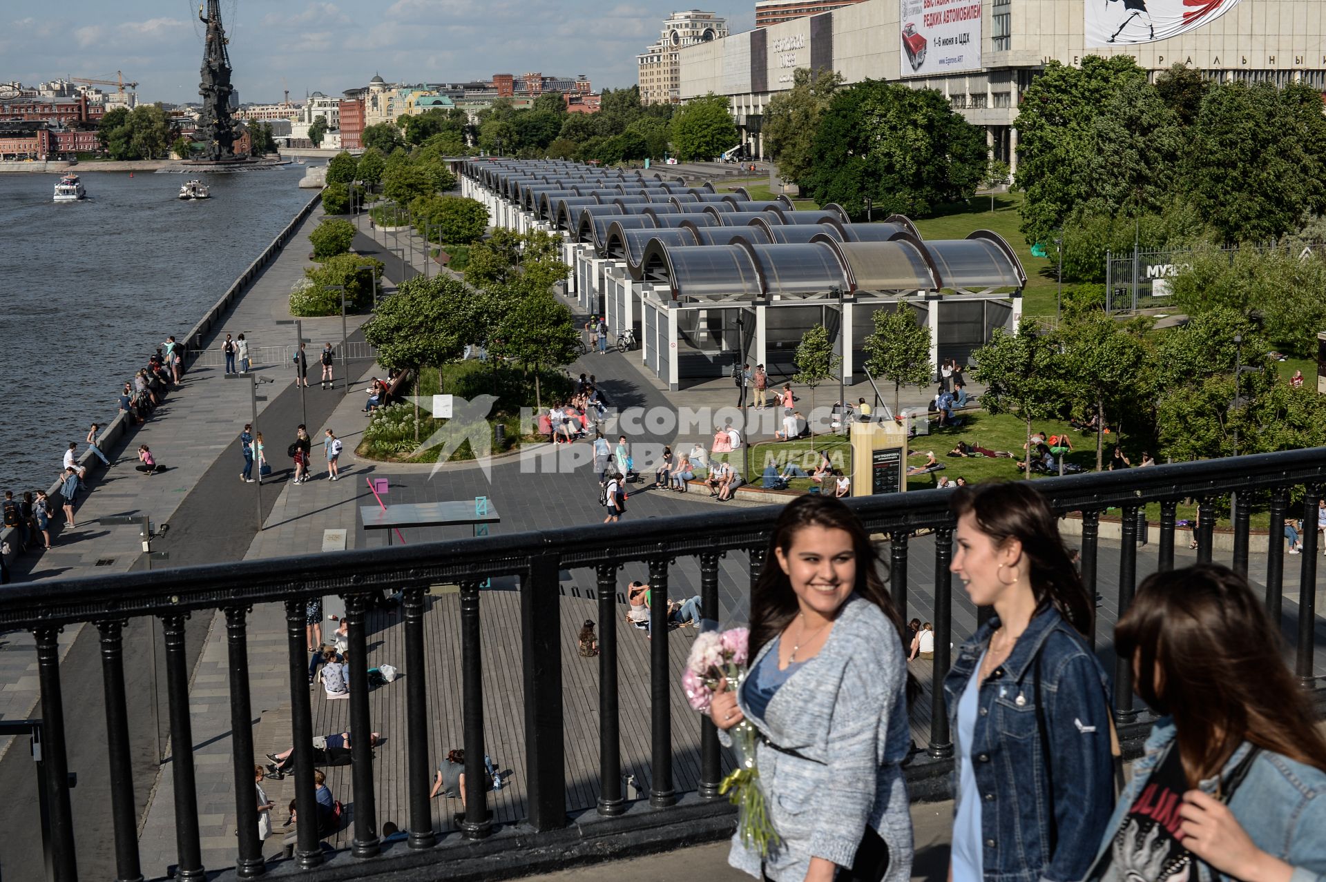 Москва. Вид на Крымскую набережную и парк Музеон с Крымского моста.