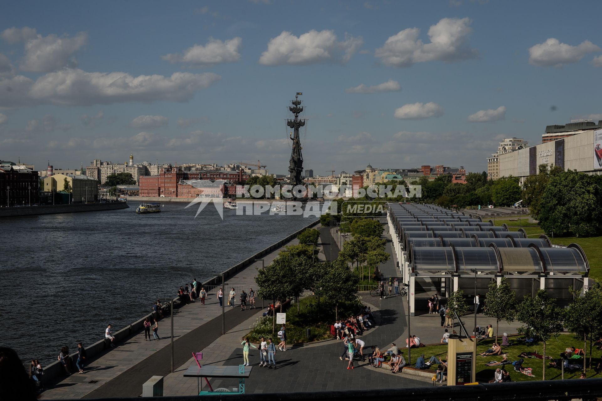 Москва. Вид на Крымскую набережную и парк Музеон с Крымского моста.