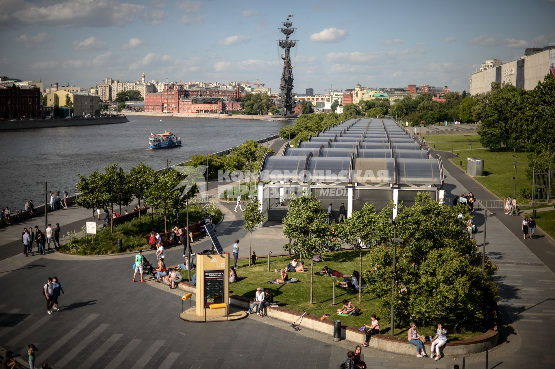 Москва. Вид на Крымскую набережную и парк Музеон с Крымского моста.