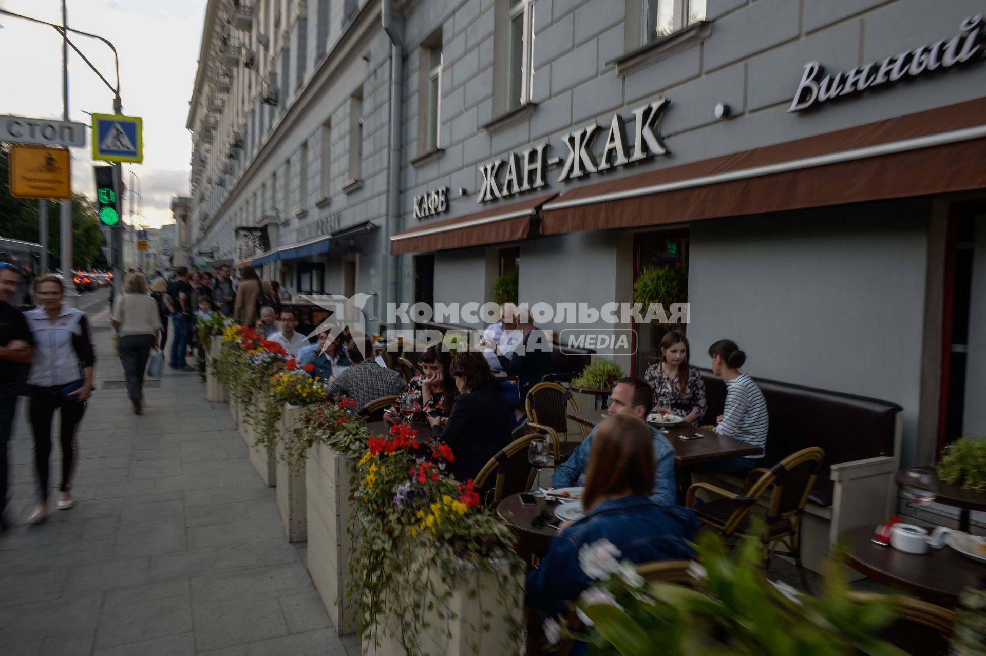 Москва. Посетители в уличном кафе на Никитском бульваре.