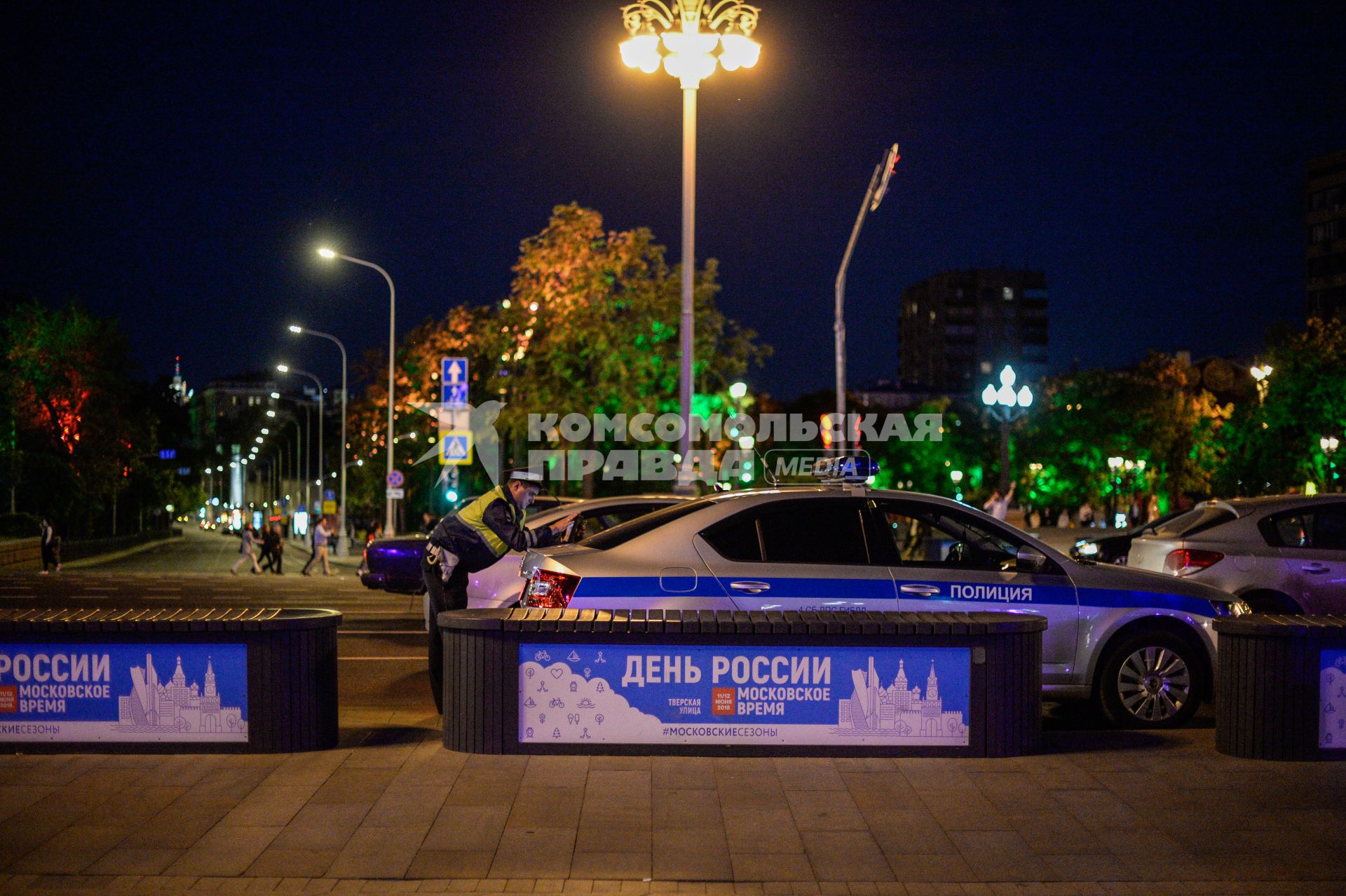 Москва. Полицейские машины на улице города.