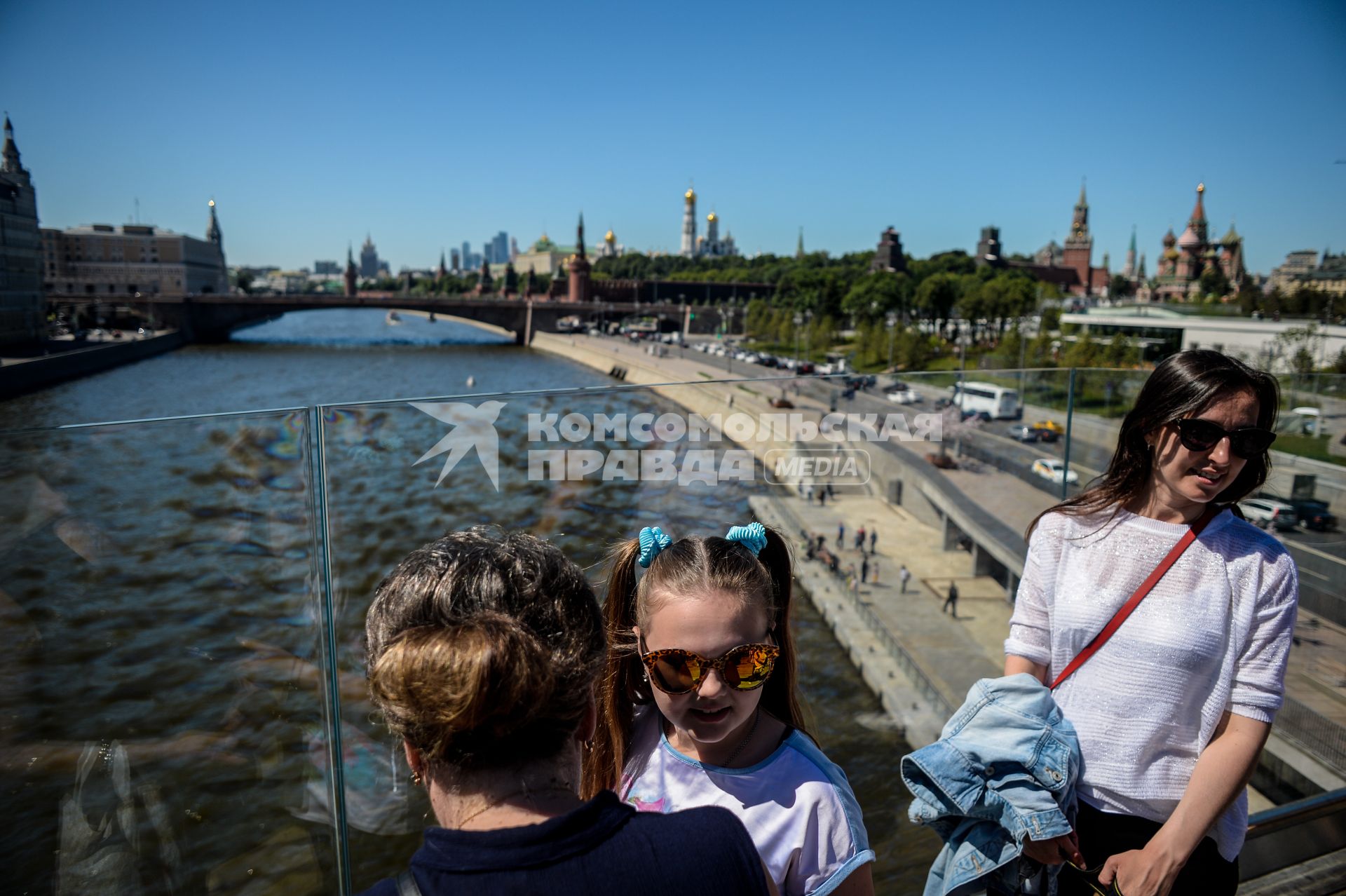 Москва.  Посетители на `Парящем мосту` в природно-ландшафтном парке `Зарядье`.