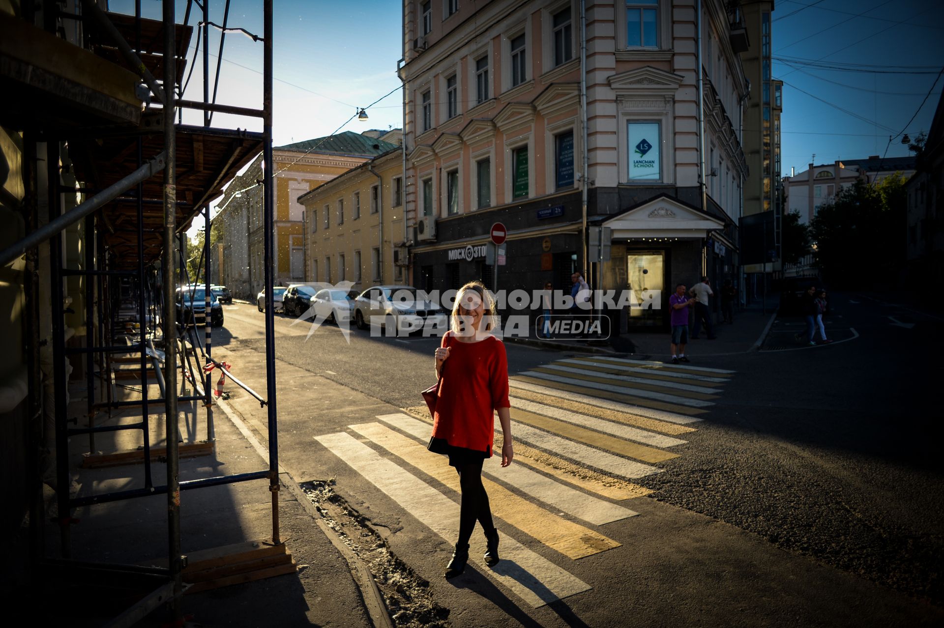 Москва. Девушка идет по пешеходному переулку в Хлебном переулке.