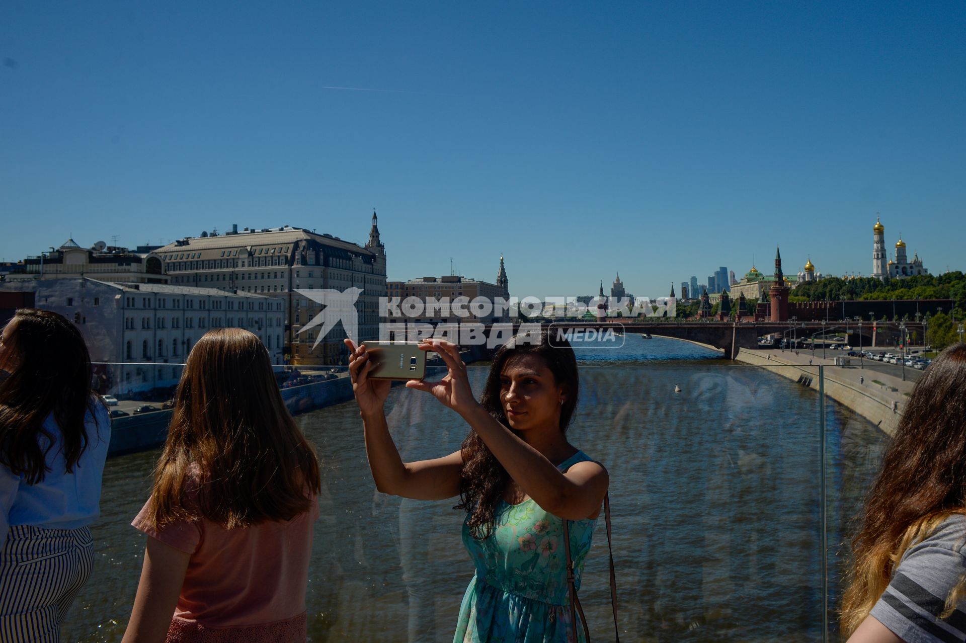 Москва.  Посетители на `Парящем мосту` в природно-ландшафтном парке `Зарядье`.