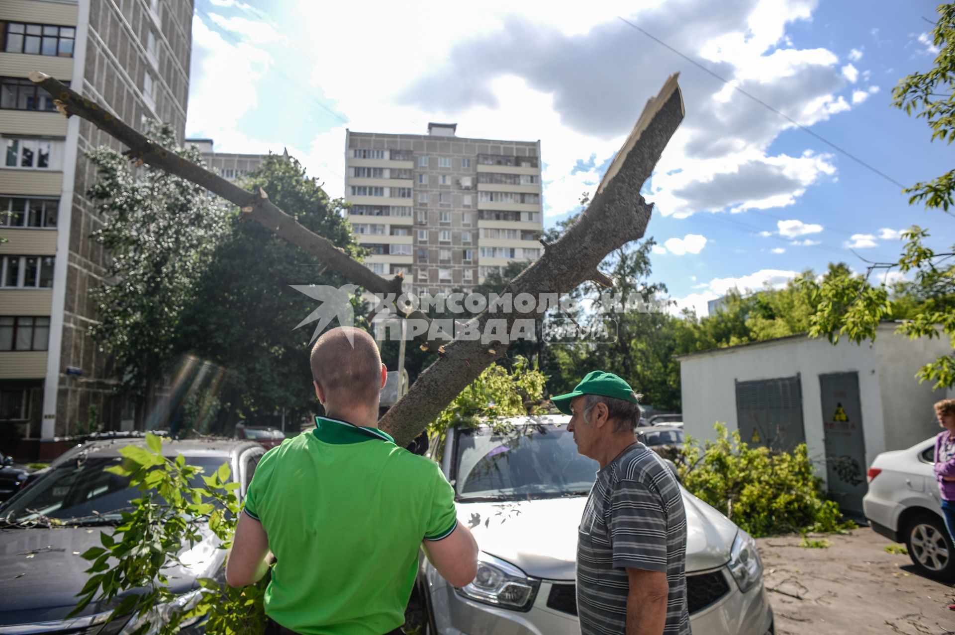 Москва. Мужчина убирает поваленное ураганом дерево в Петровско-Разумовском проезде.