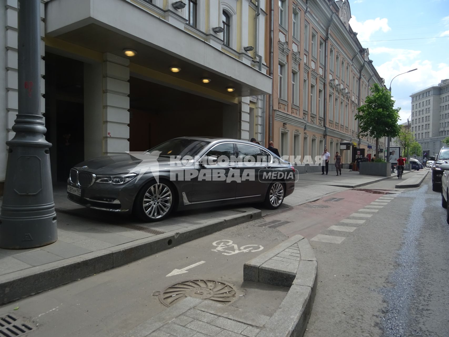 Москва.   Автомобиль, припаркованный на тротуаре на Неглинной улице.