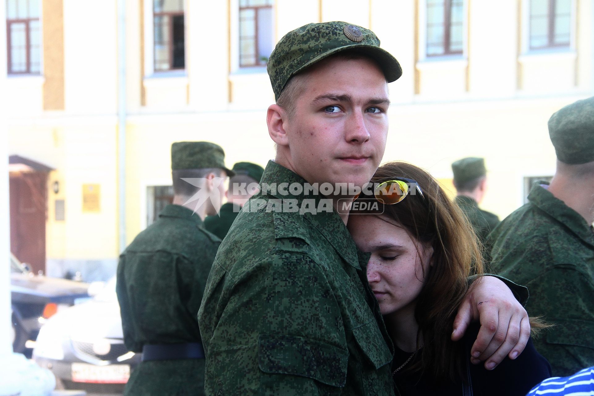 Нижний Новгород. Призывник прощается с девушкой перед отправкой  на службу в Президентский полк.