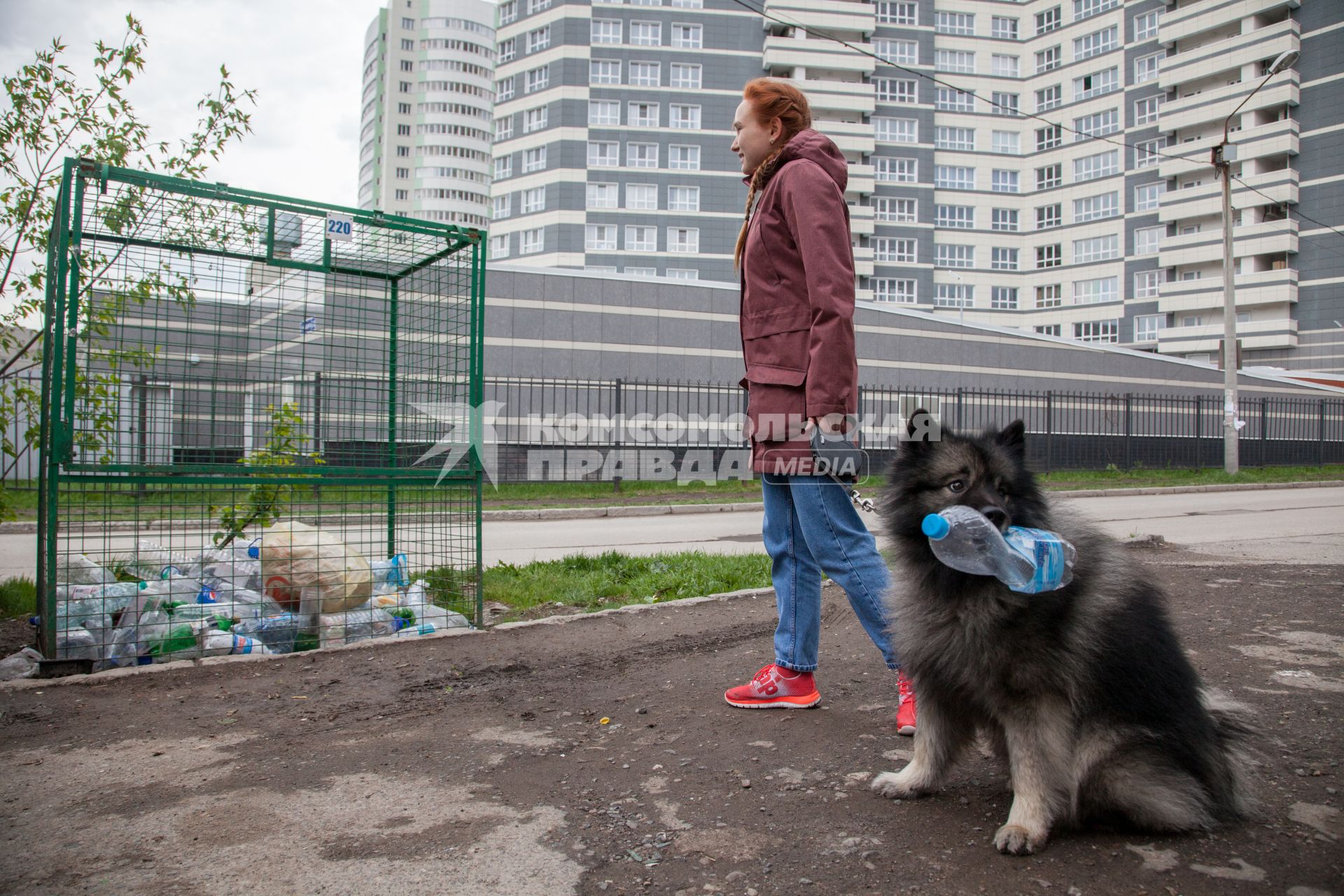 Пермь. Девушка выбрасывает мусор в контейнер для раздельного сбора пластиковых бутылок.