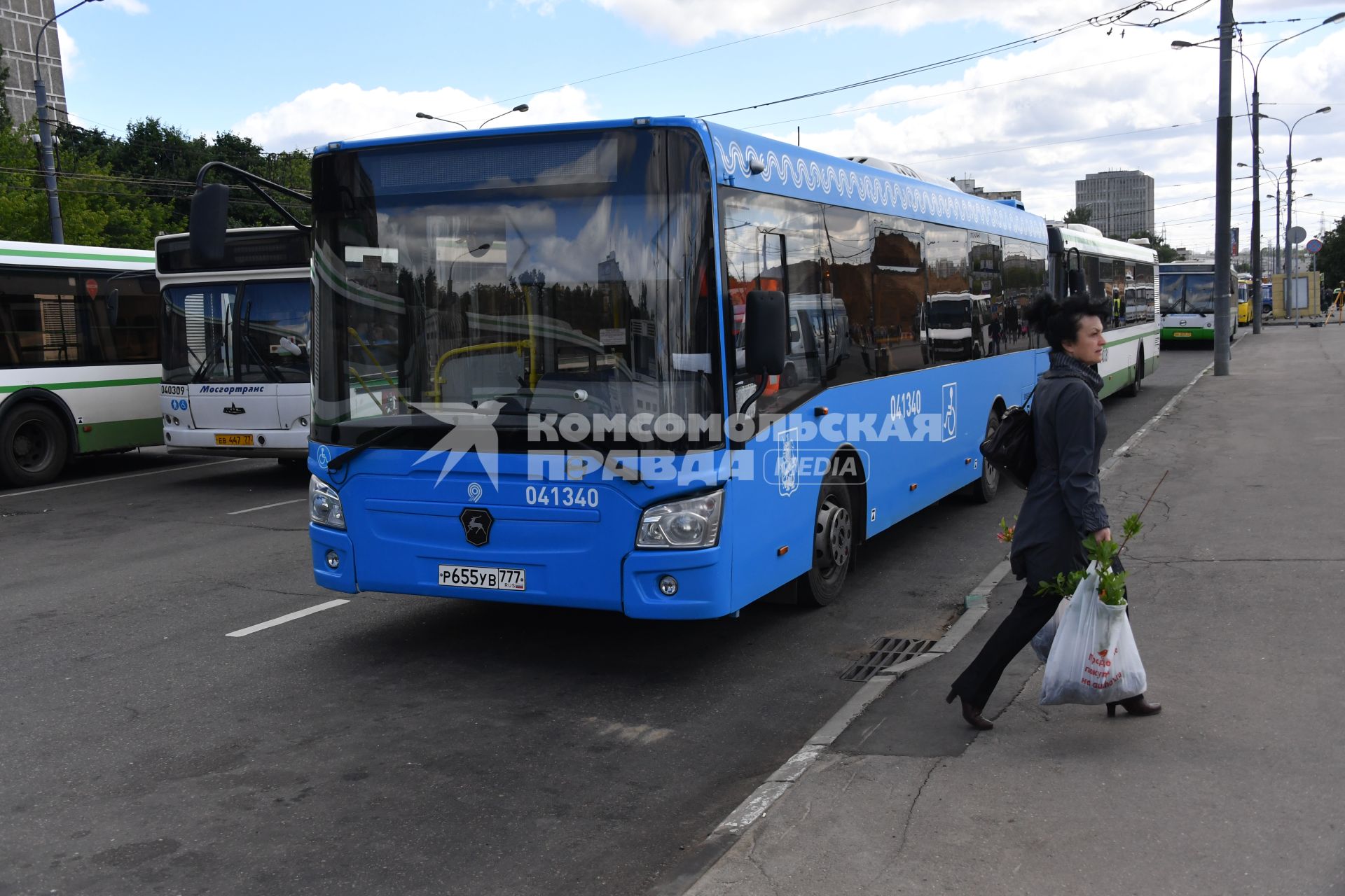 Москва.   Маршрутные автобусы на одной из улиц города.