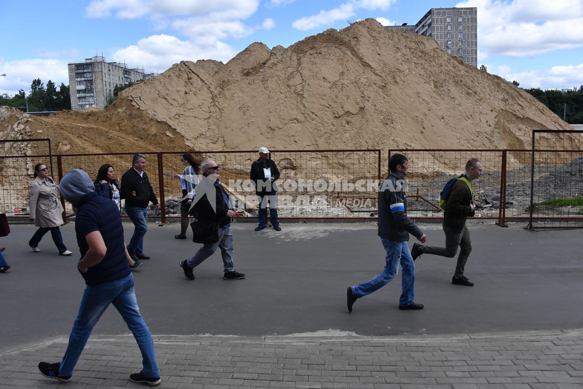 Москва.   Прохожие  у станции метро `Выхино`.