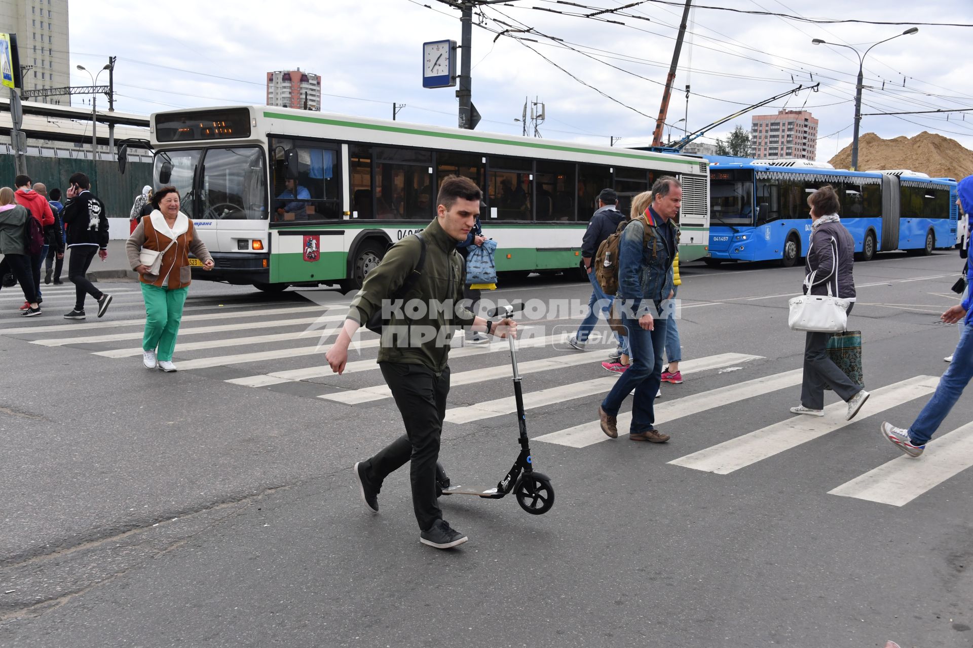 Москва.   Люди переходят дорогу по пешеходному переходу.