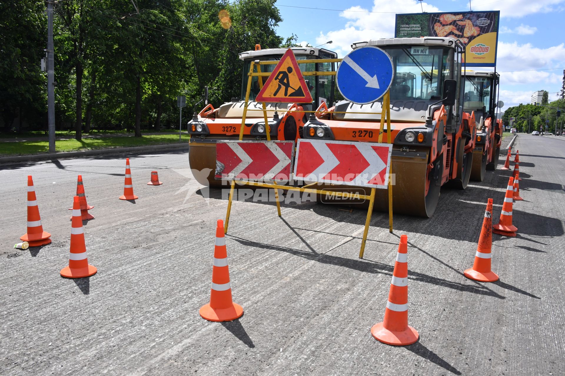 Москва.   Асфальтовые катки во время ремонта дорожного полотна на одной из улиц города.