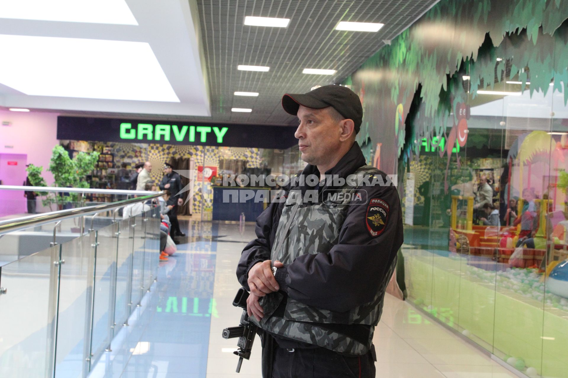 Иркутск. Сотрудники полиции возле научно-развлекательного центра `Гравитация` в ТРЦ `Комсомолл`, где во время представления дети получили ожоги.