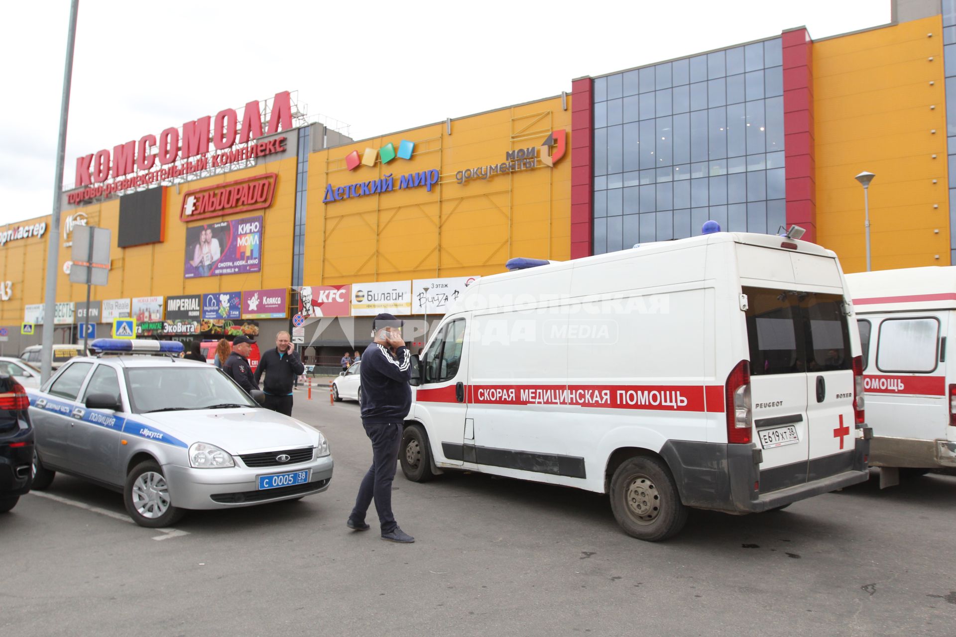 Иркутск. Машины Скорой помощи возле ТРЦ `Комсомолл`, где во время представления в научно-развлекательном центре `Гравитация` дети получили ожоги.