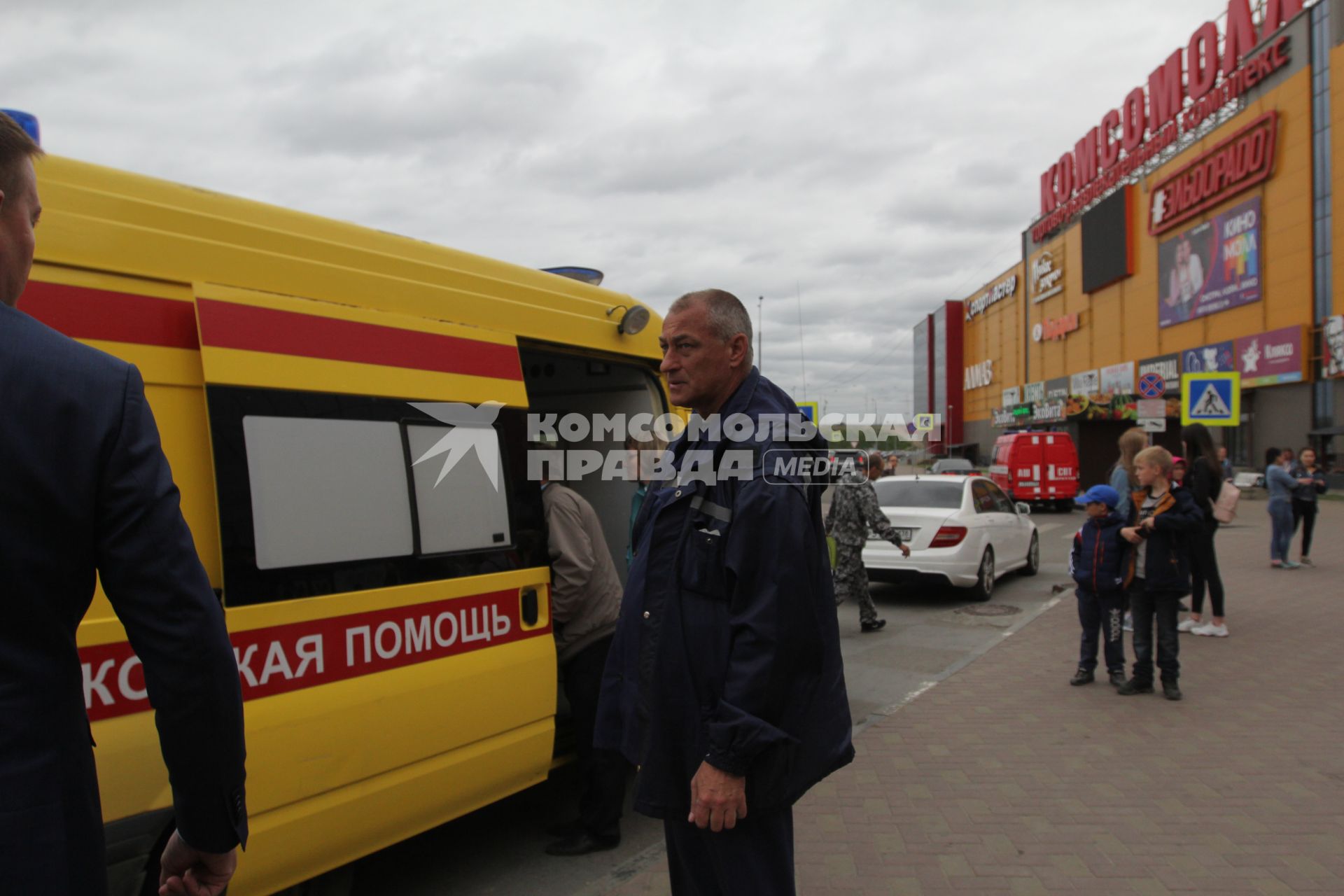 Иркутск. Врачи Скорой помощи возле ТРЦ `Комсомолл`, где во время представления в научно-развлекательном центре `Гравитация` дети получили ожоги.