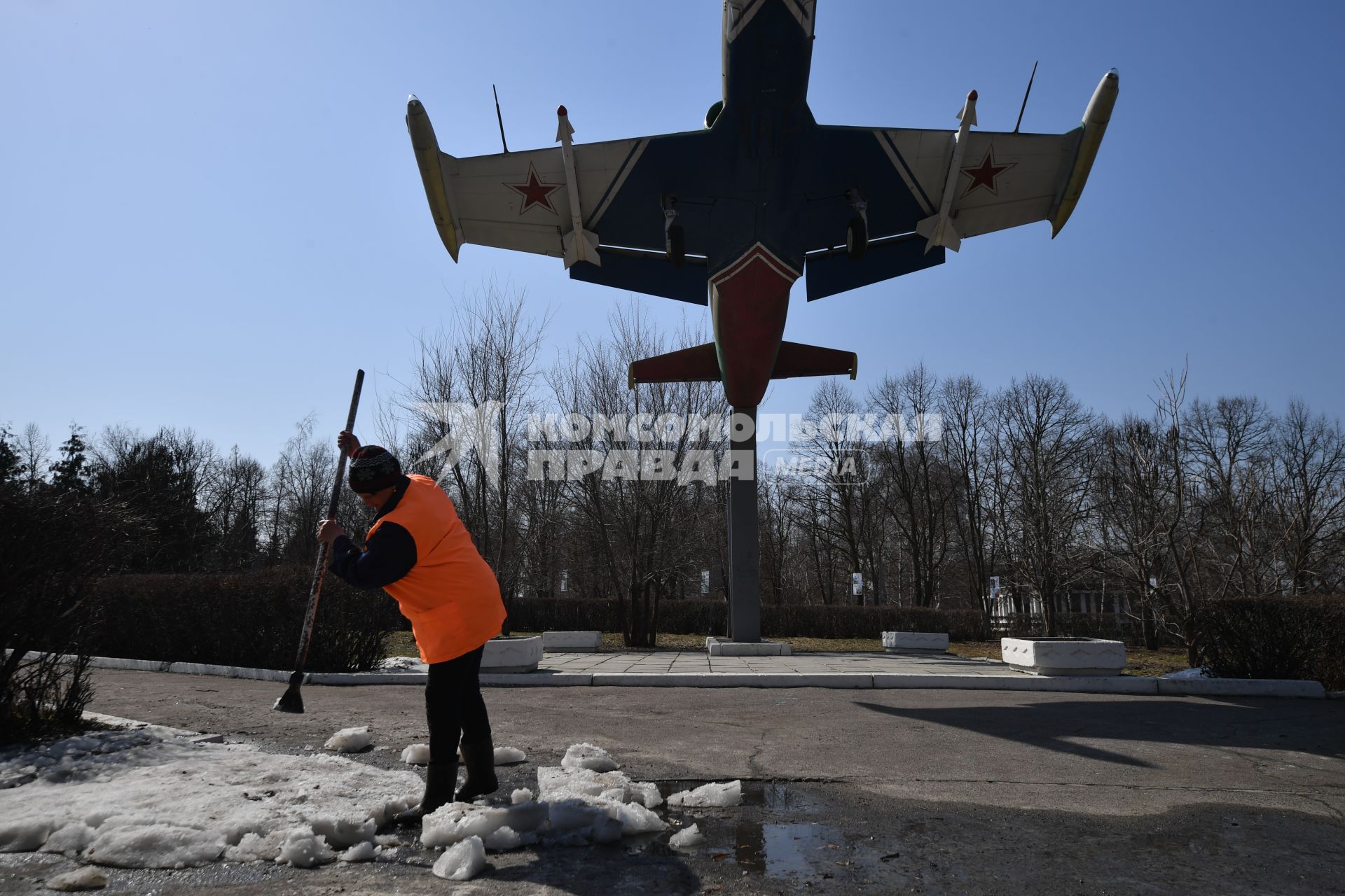 Балашов. Памятник учебно-тренировочному самолету Л-39 Альбатрос.