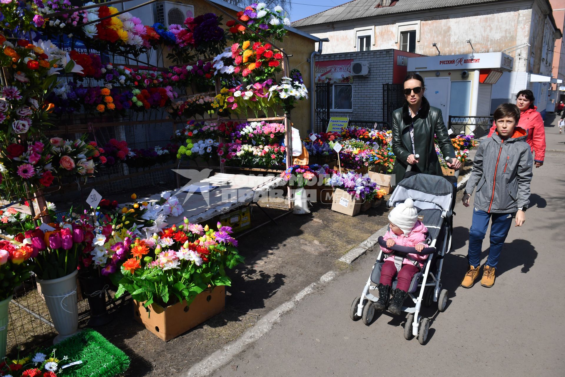 Балашов. Продажа искуственных цветов на улице города.