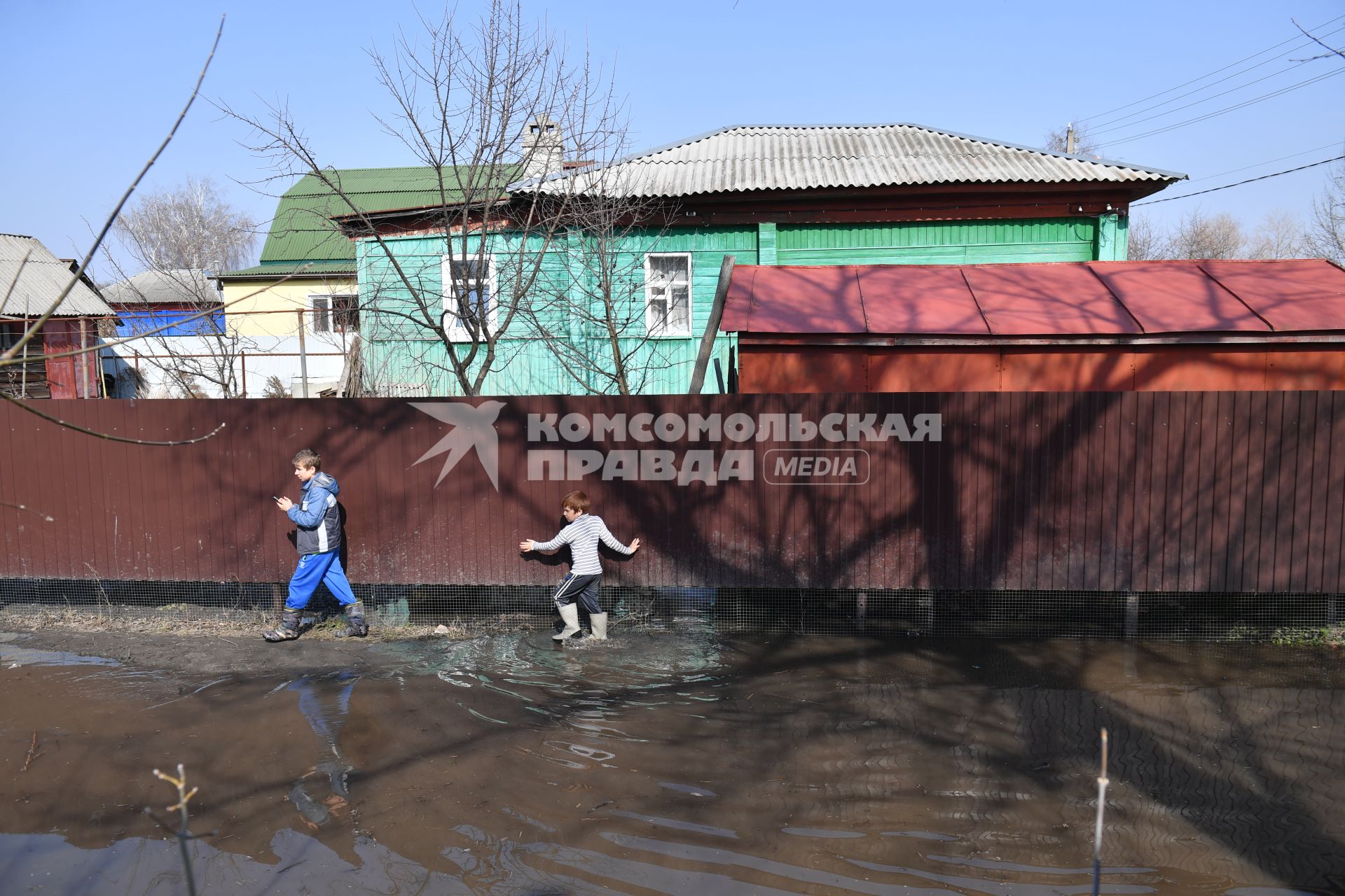 Балашов. Дети идут по улице, подтопленнй во время паводка.