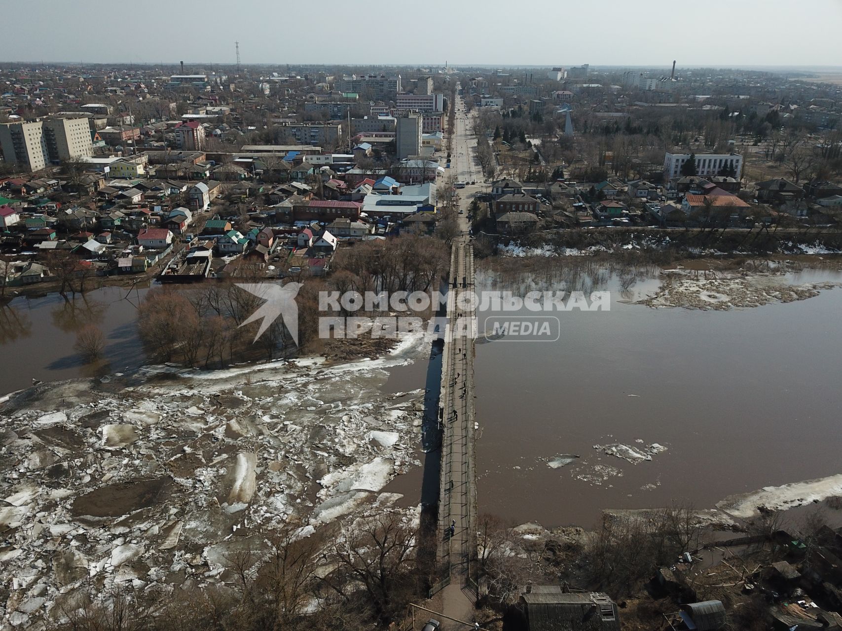 Балашов. Вид сверху на разлившуюся реку Хопер и подтопленные окраины города.