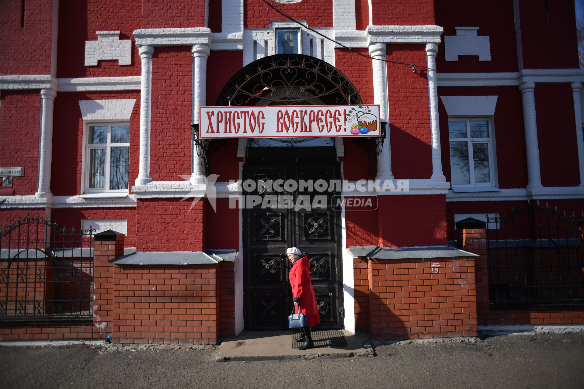 Балашов. Женщина у кафедрального собора Михаила Архангела.