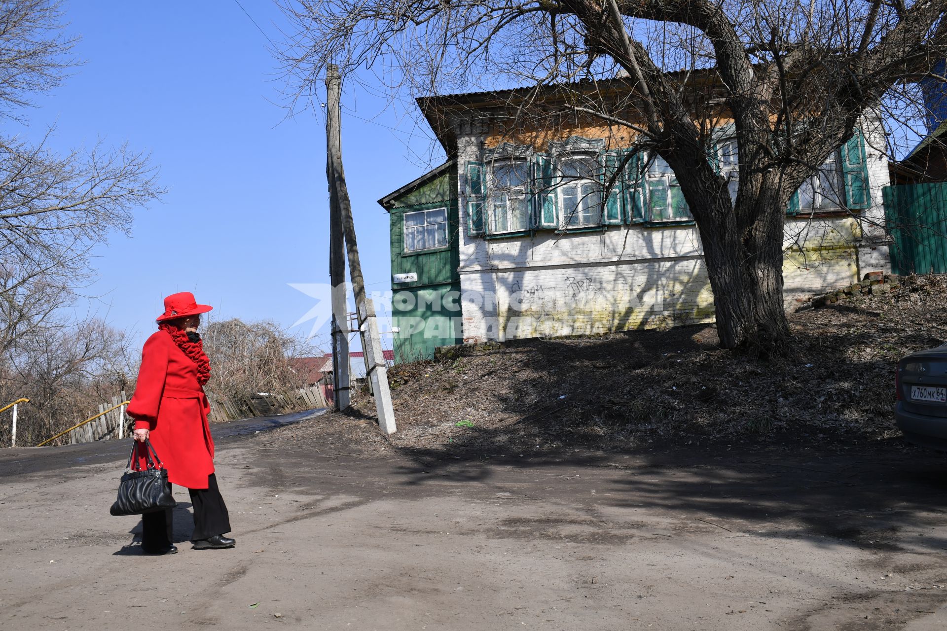 Балашов. Женщина на улице города.