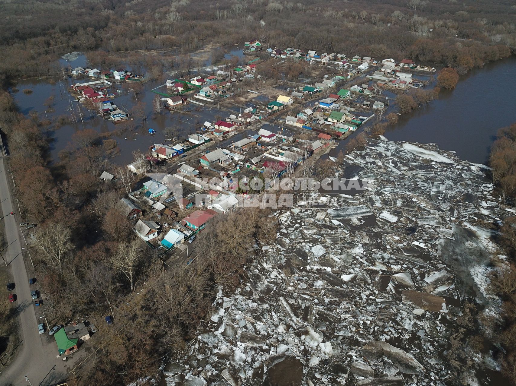 Балашов. Вид сверху на разлившуюся реку Хопер и подтопленные окраины города.