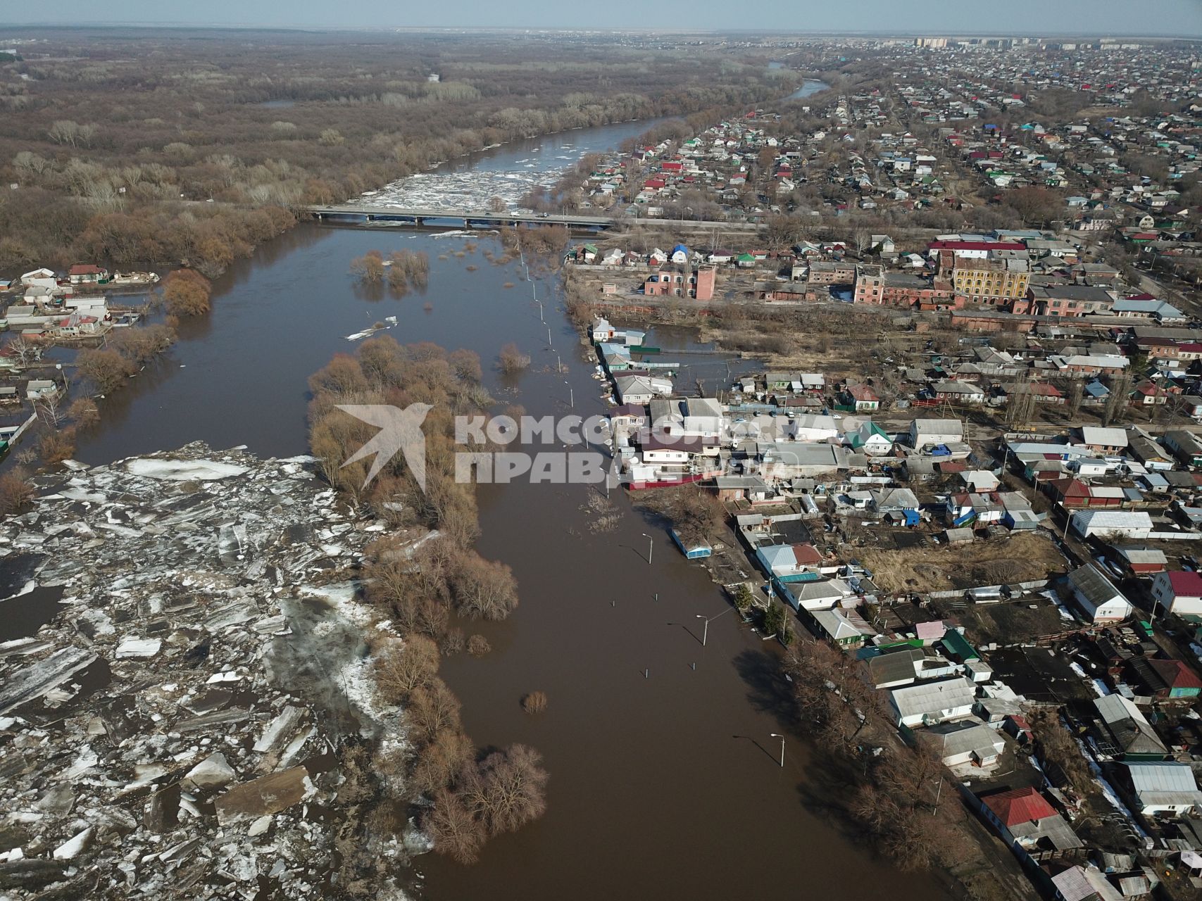 Балашов. Вид сверху на разлившуюся реку Хопер и подтопленные окраины города.