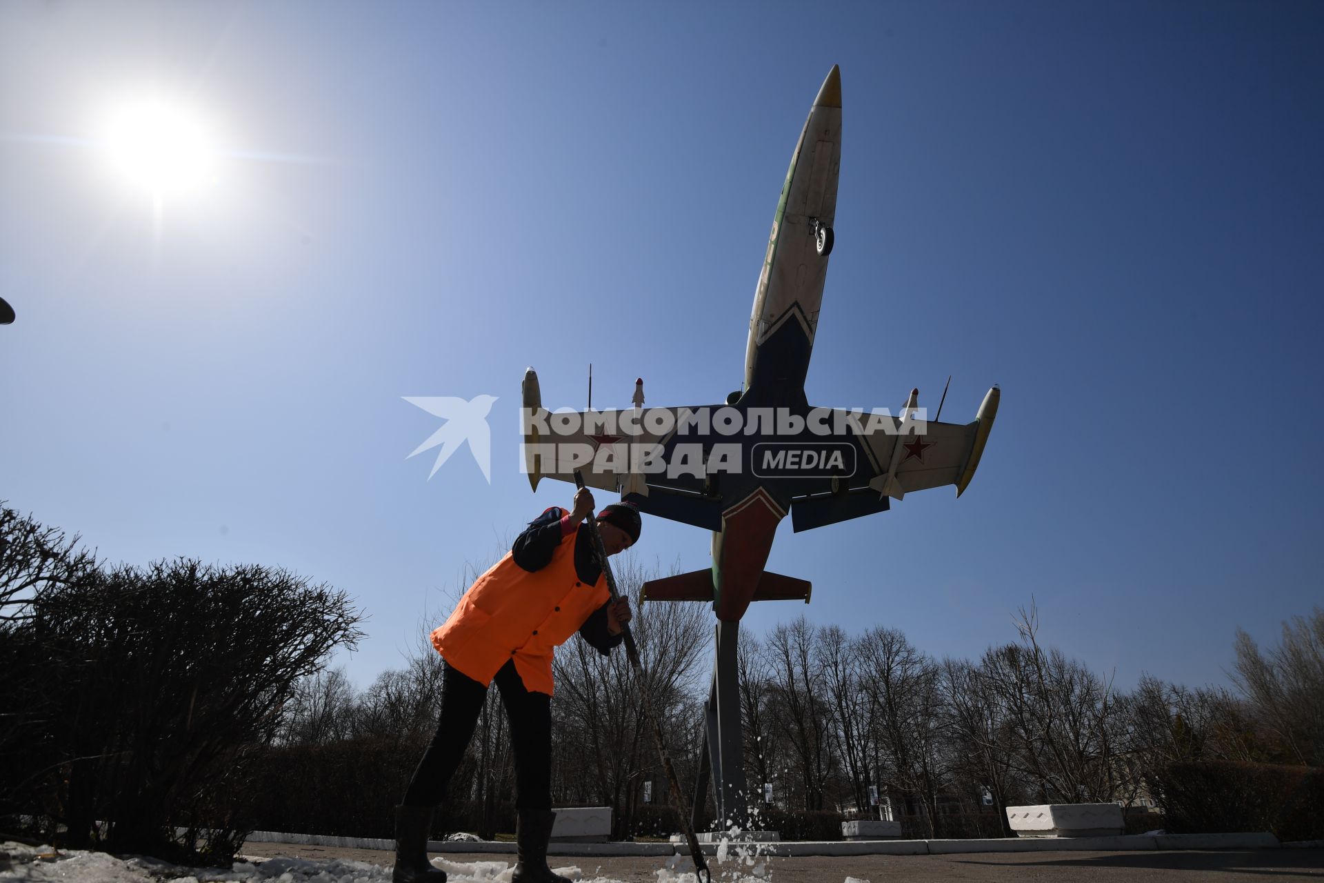 Балашов. Памятник учебно-тренировочному самолету Л-39 Альбатрос.