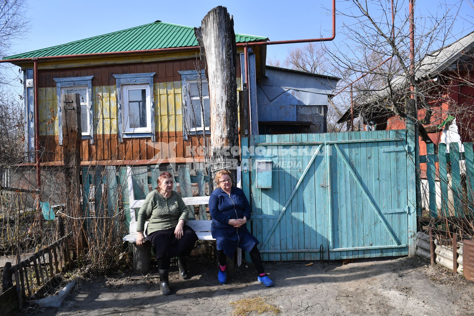 Балашов. Местные жительницы сидят на скамейке у ворот дома.