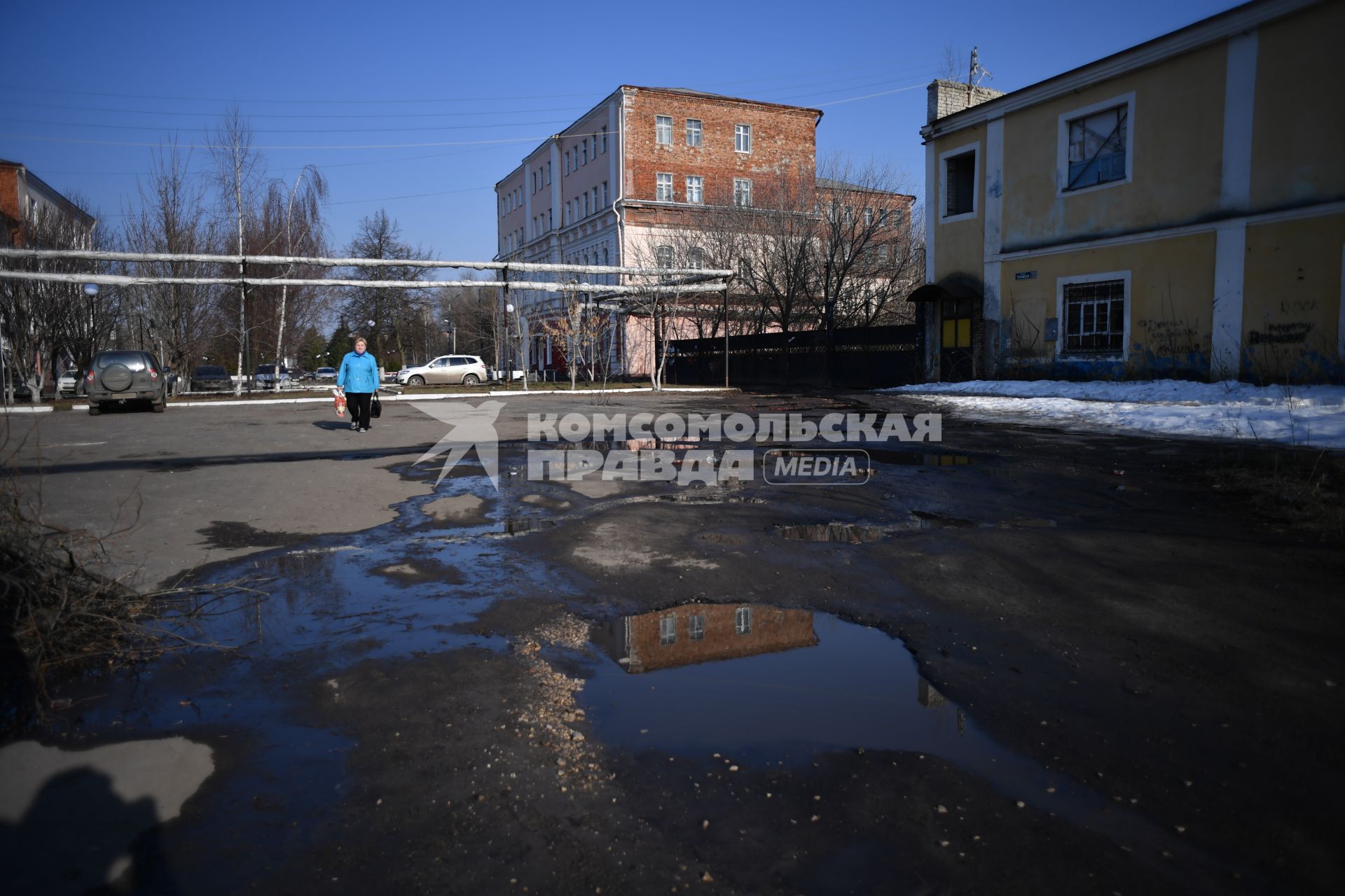 Балашов. Корреспондент `Комсомольской правды` Владимир Ворсобин у  входа в редакцию газеты  `Балашовская правда.`