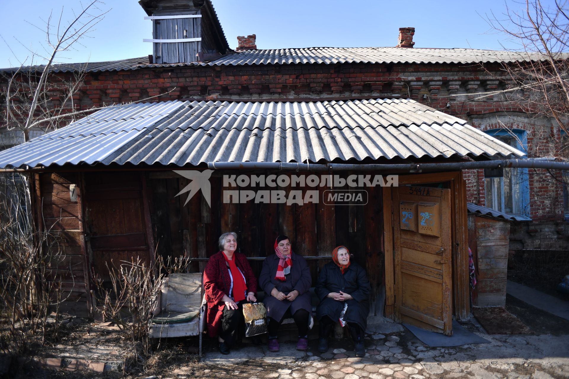 Балашов. Пожилые женщины сидят во дворе старого дома.
