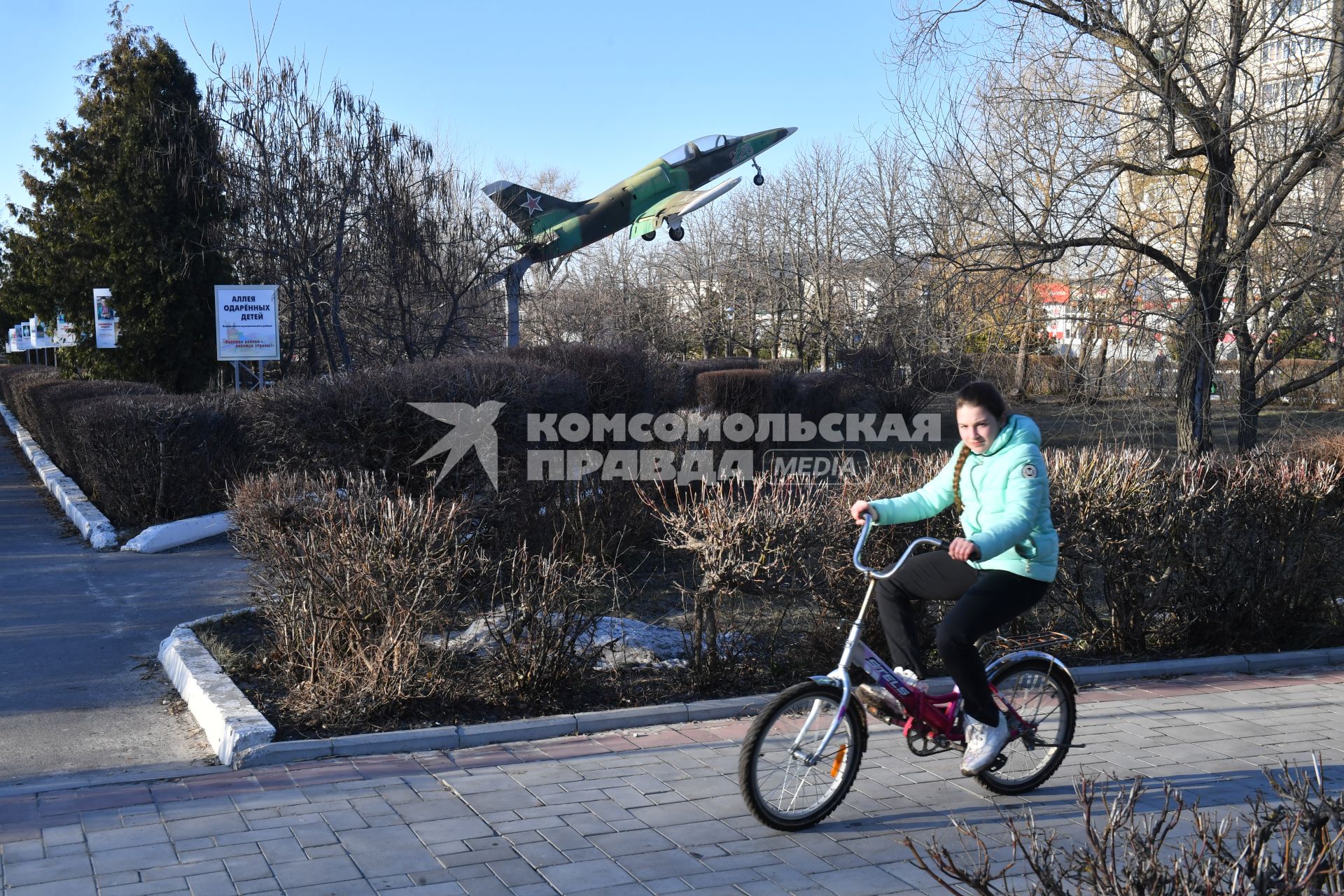 Балашов. Девочка катается на велосипеде в парке имени Куйбышева.