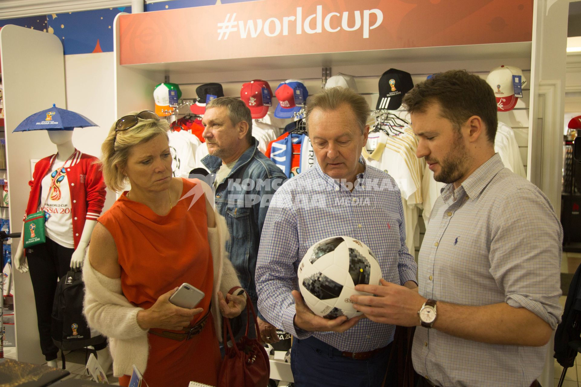 Санкт-Петербург.   Посетители  в магазине атрибутики чемпионата мира по футболу FIFA 2018.
