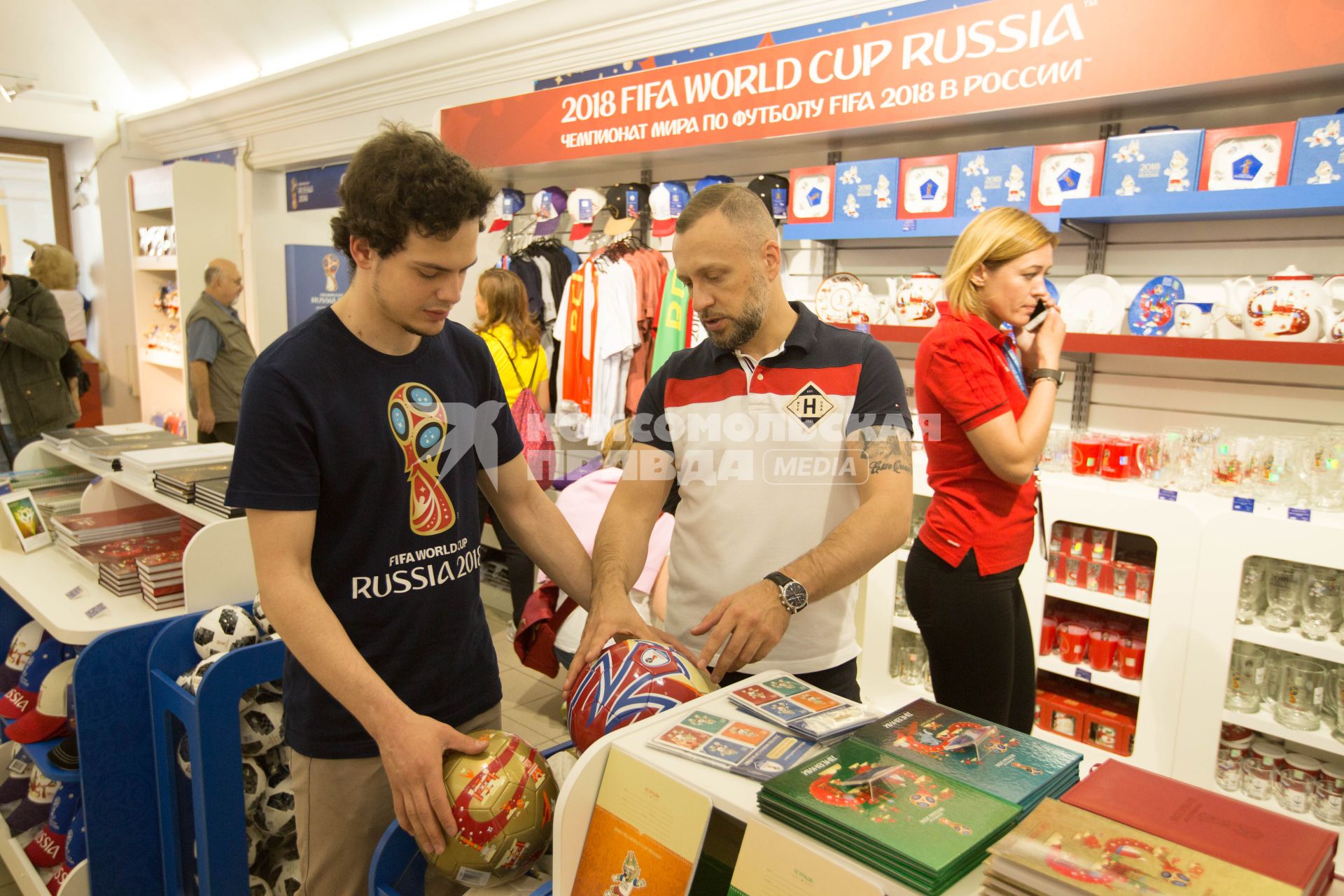 Санкт-Петербург.  Сувенирная продукция в магазине атрибутики чемпионата мира по футболу FIFA 2018.