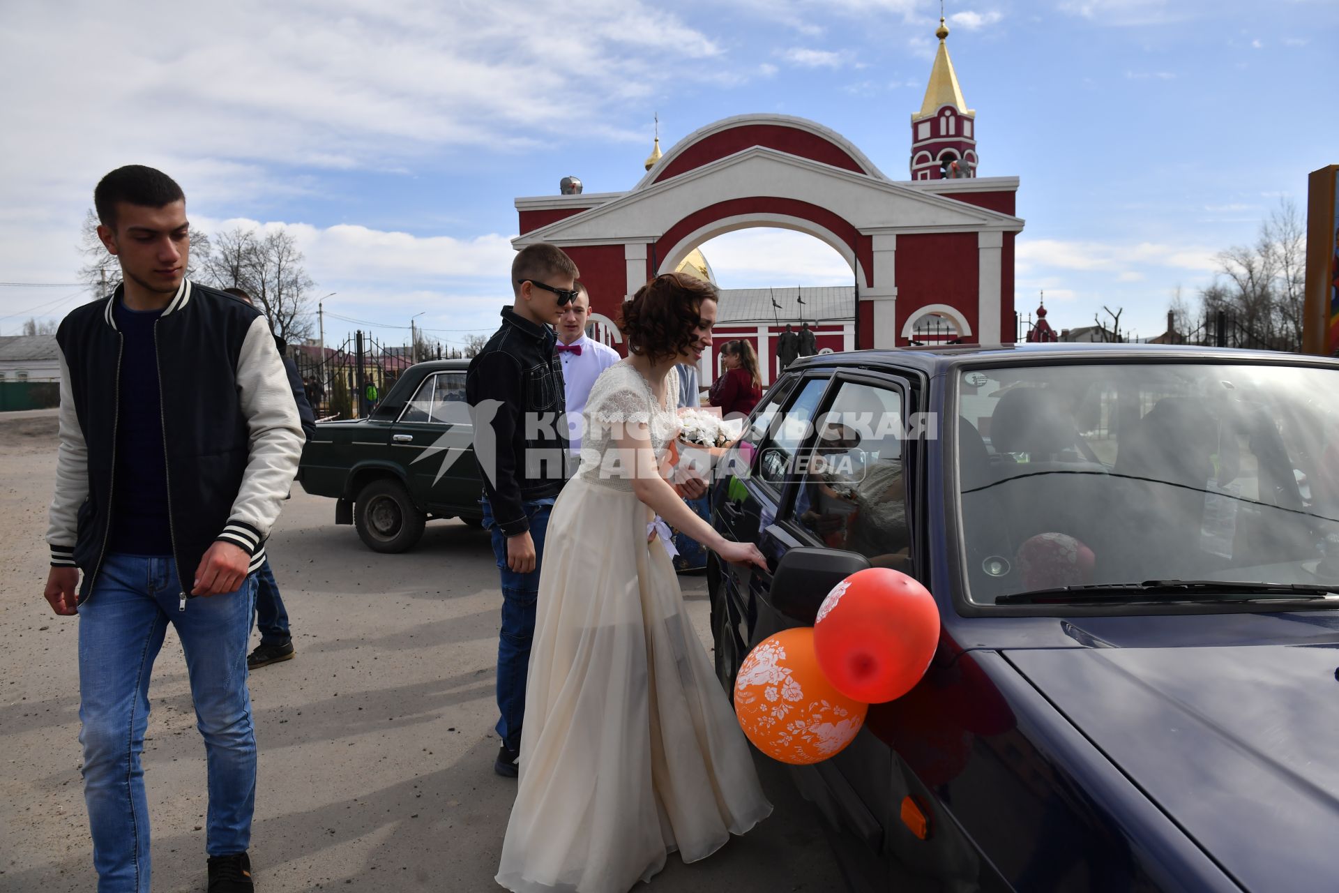 Борисоглебск. Свадебный кортеж перед храмом Бориса и Глеба.