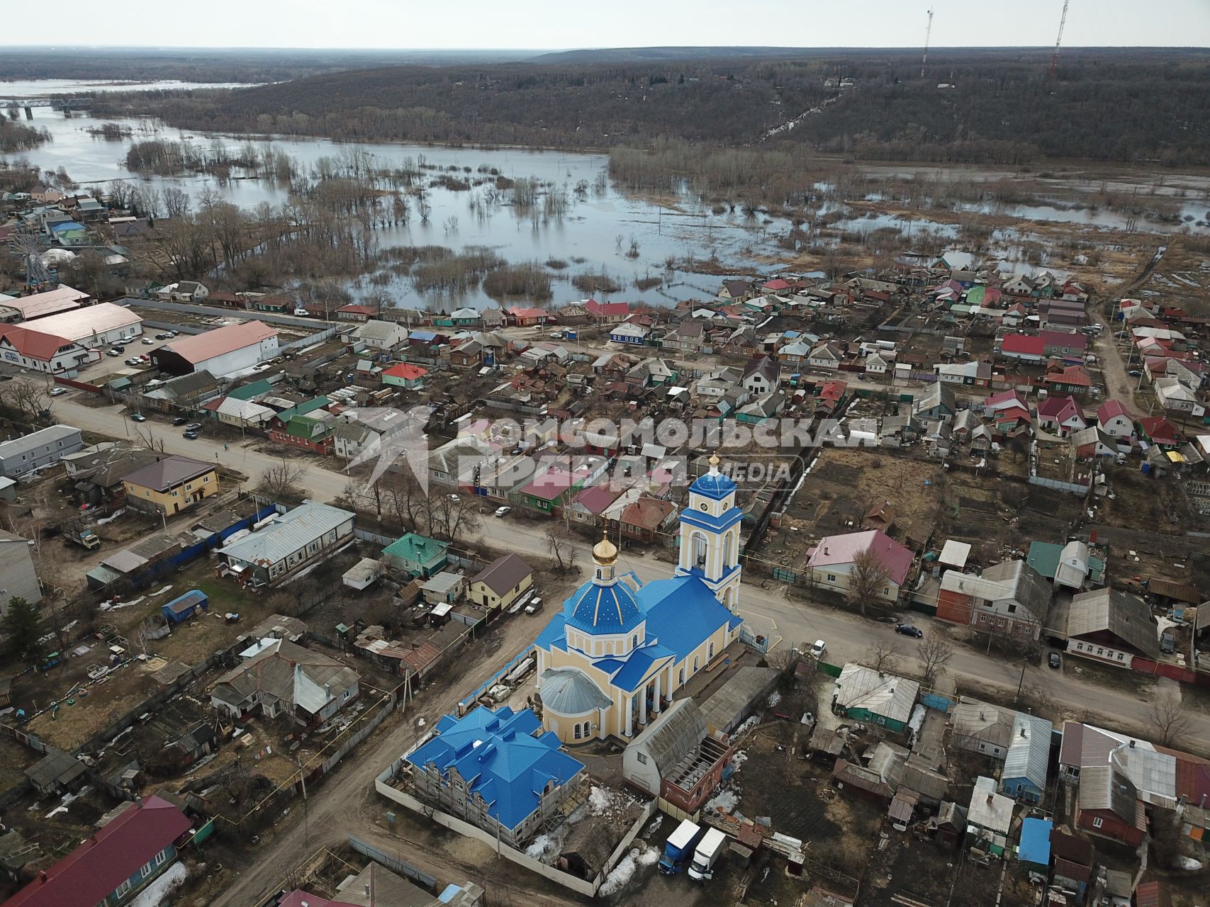 Борисоглебск. Вид города сверху на разлившуюся реку Ворону и храм иконы Казанской Божией Матери .