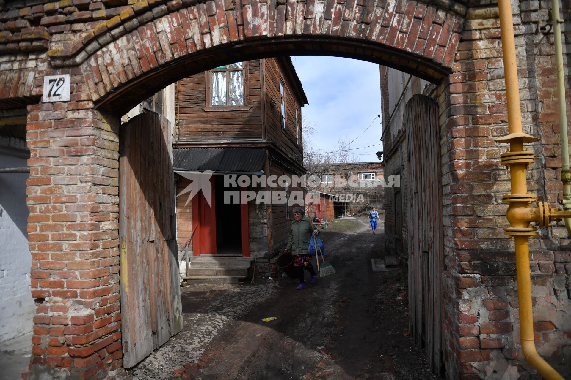 Борисоглебск. Женщина с метлой в одном из дворов города.