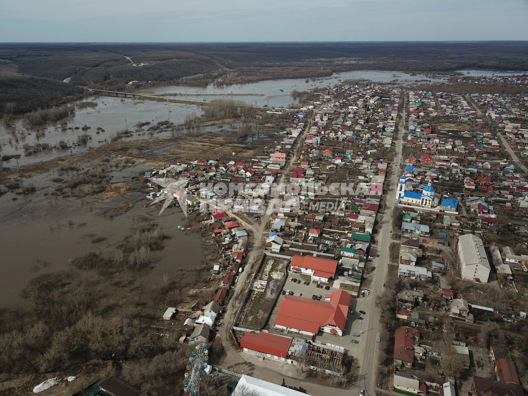 Борисоглебск. Вид города сверху на разлившуюся реку Ворону и подтопленные дома .