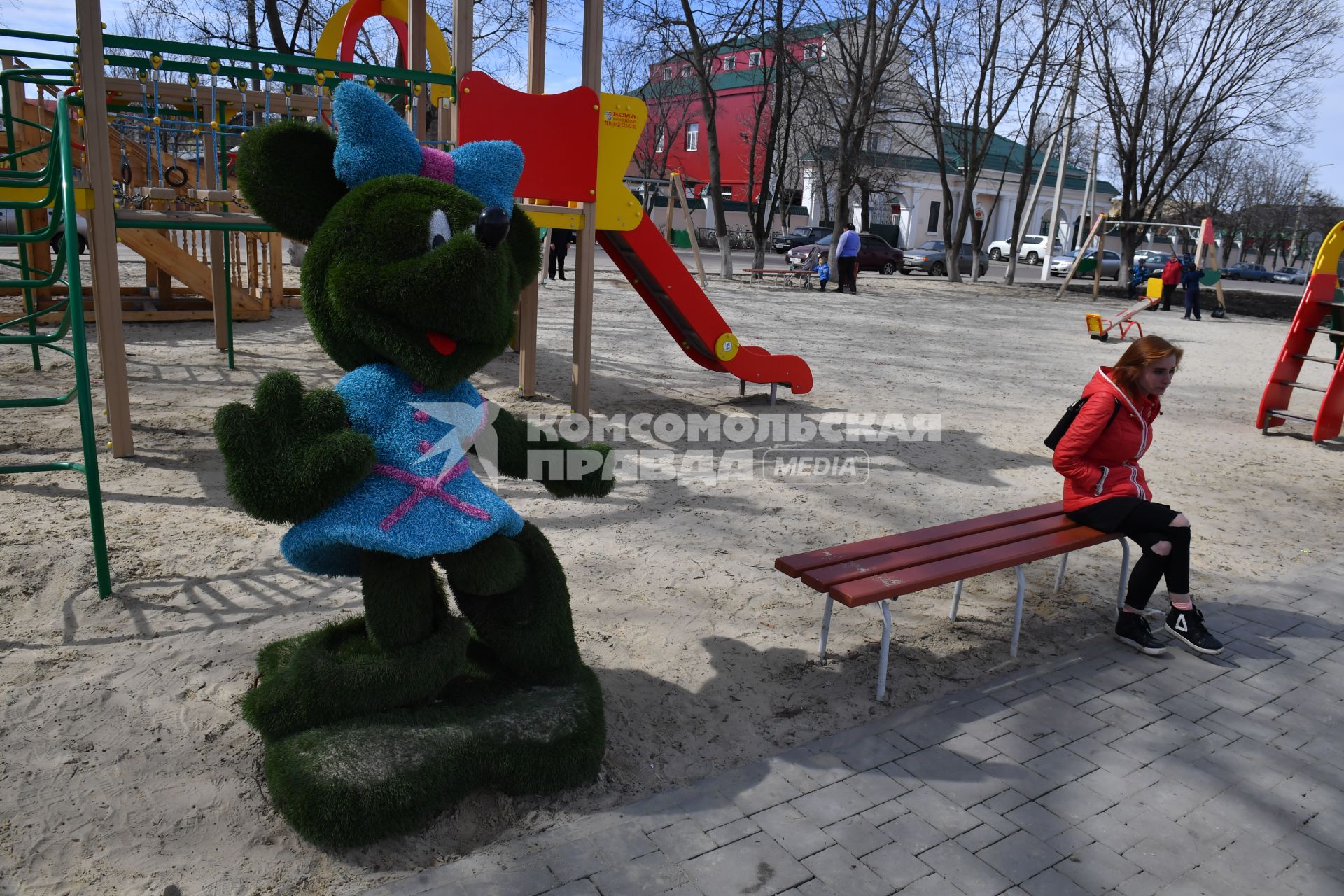 Борисоглебск. Девушка сидит на детской площадке.