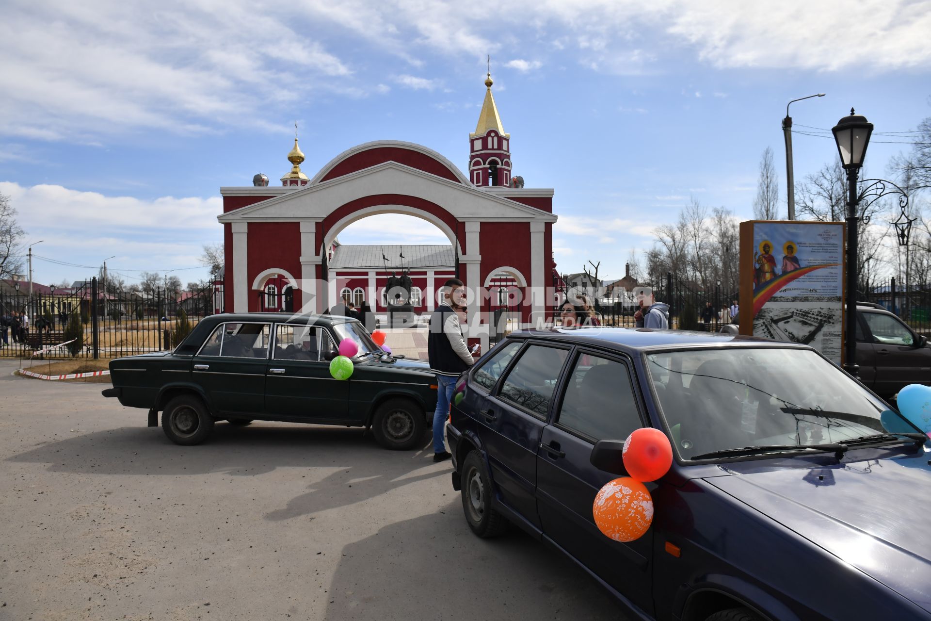 Борисоглебск. Свадебный кортеж перед храмом Бориса и Глеба.