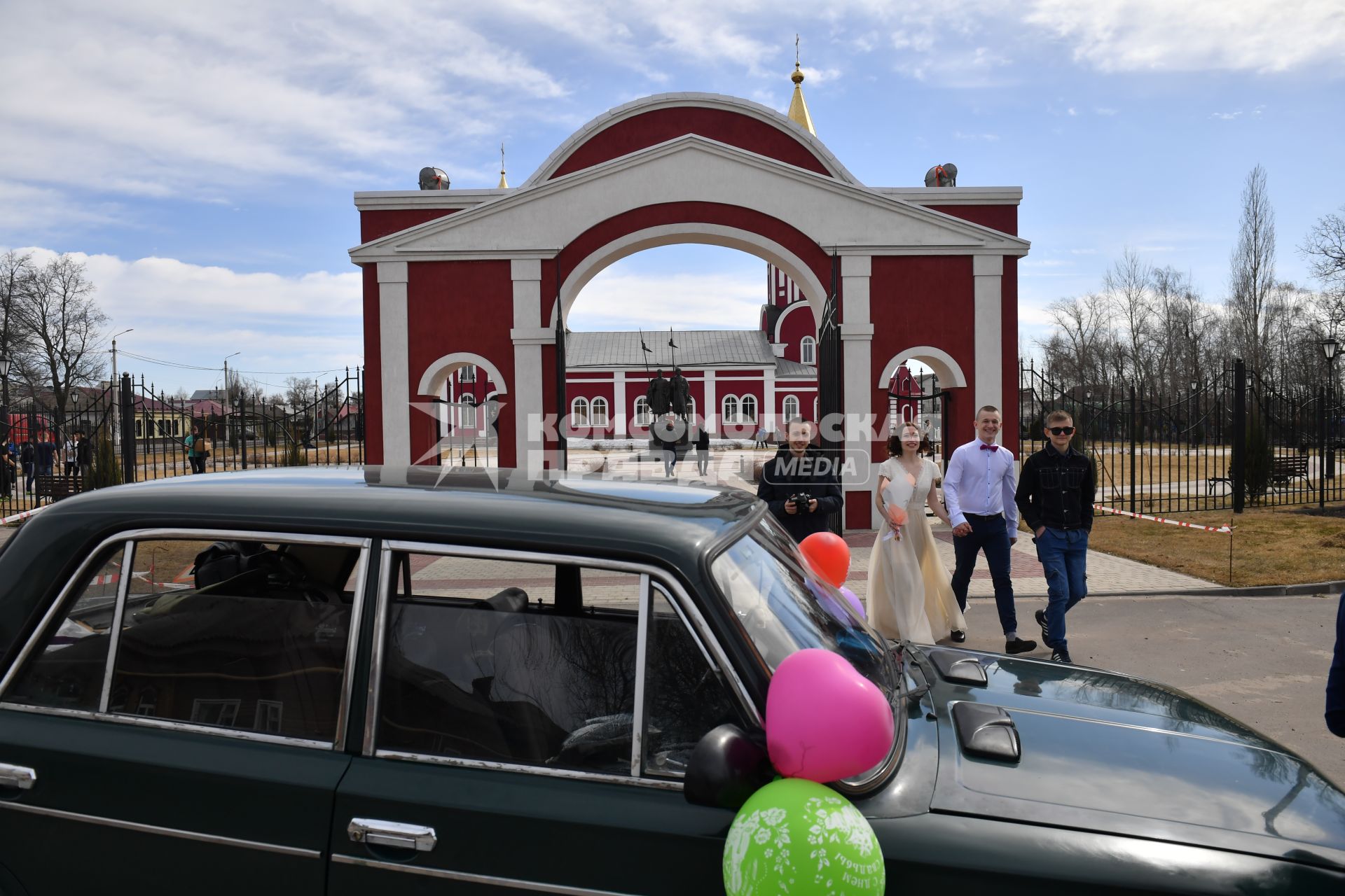 Борисоглебск. Свадебный кортеж перед храмом Бориса и Глеба.