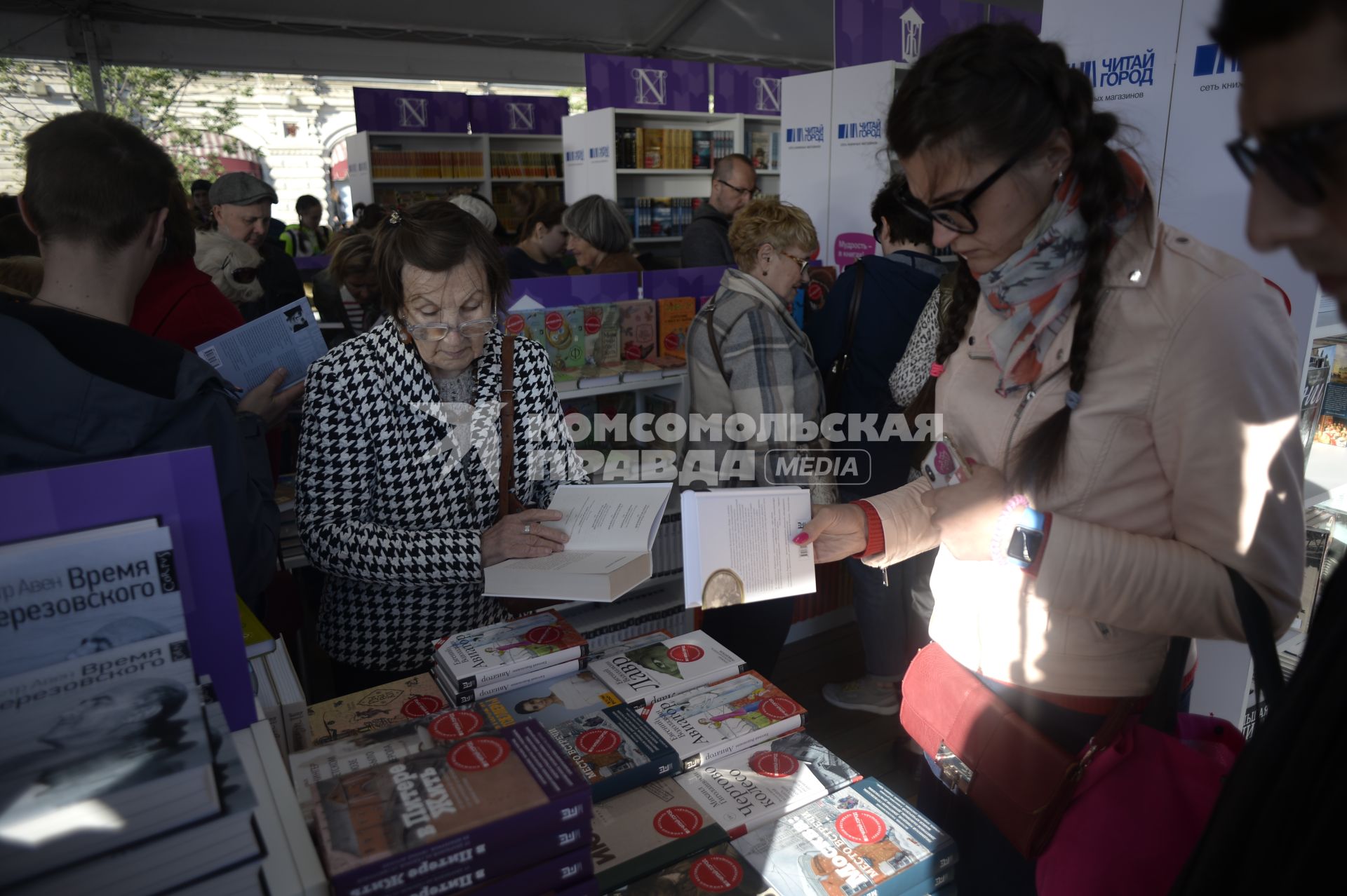 Москва. Посетители на книжном фестивале `Красная площадь`.