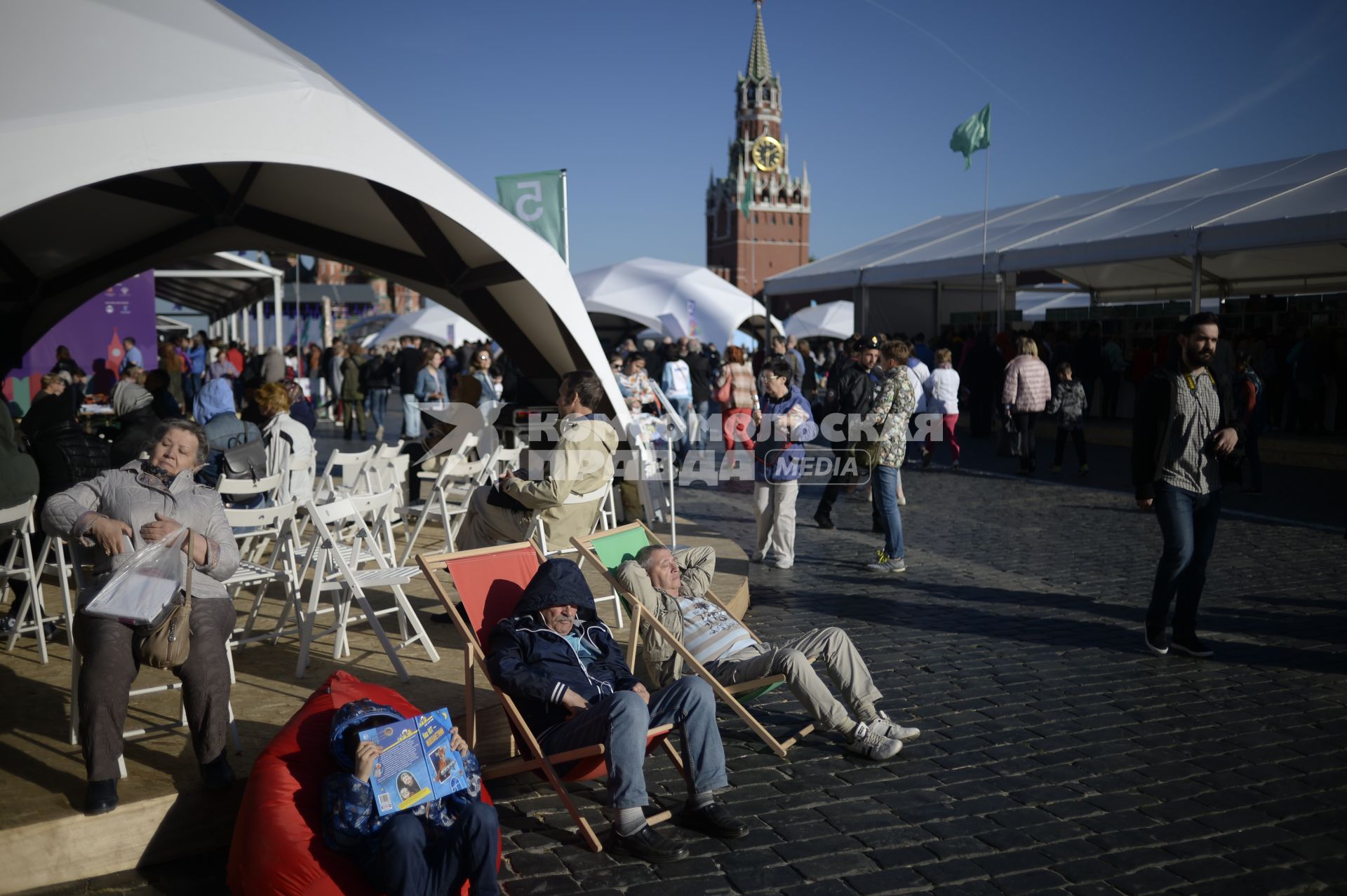 Москва. Посетители на книжном фестивале `Красная площадь`.