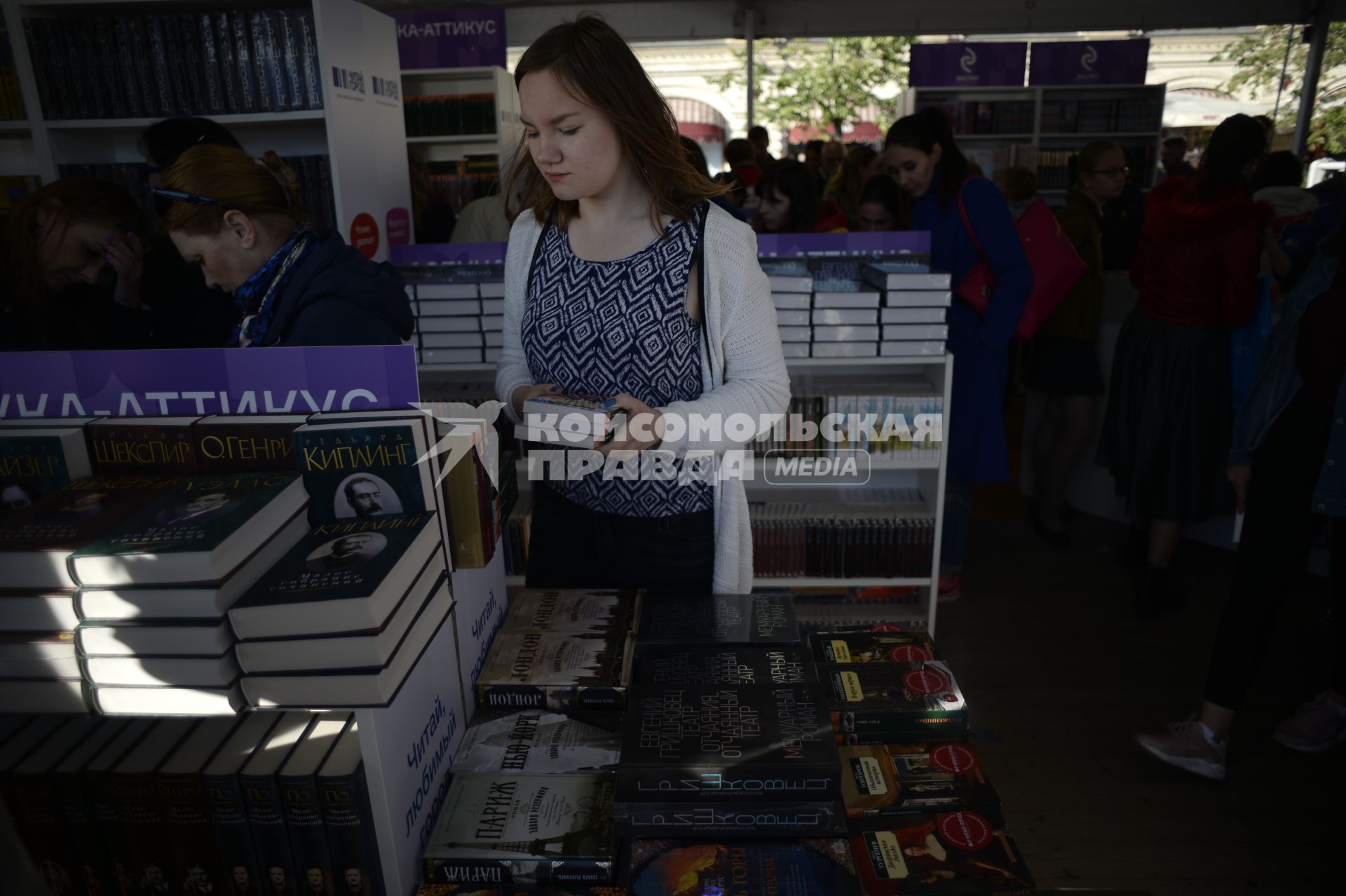 Москва. Посетительница на книжном фестивале `Красная площадь`.