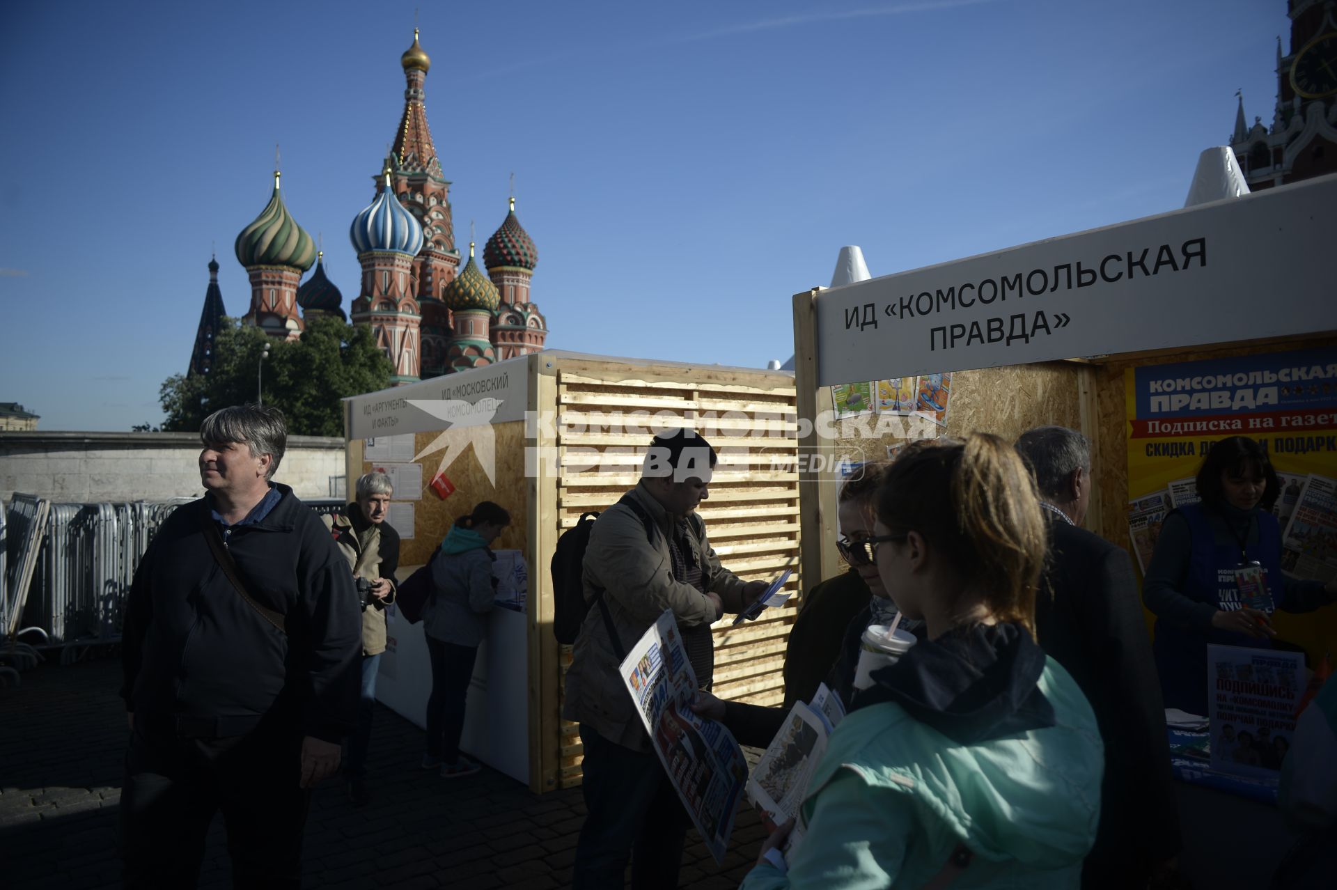 Москва. Посетители у павильона  Издательского Дома `Комсомольская правда`на книжном фестивале `Красная площадь`.