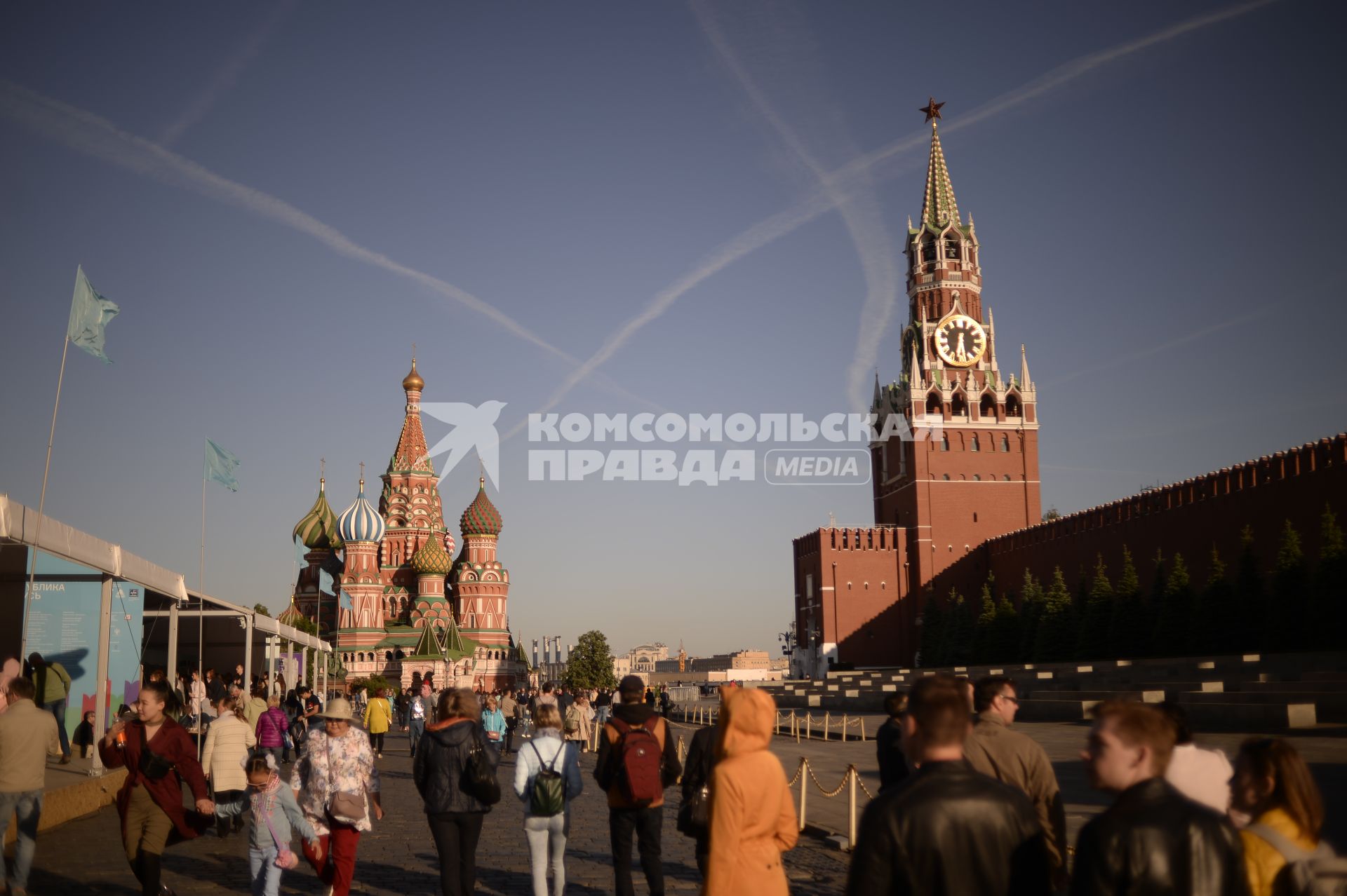 Москва. Посетители на книжном фестивале `Красная площадь`.